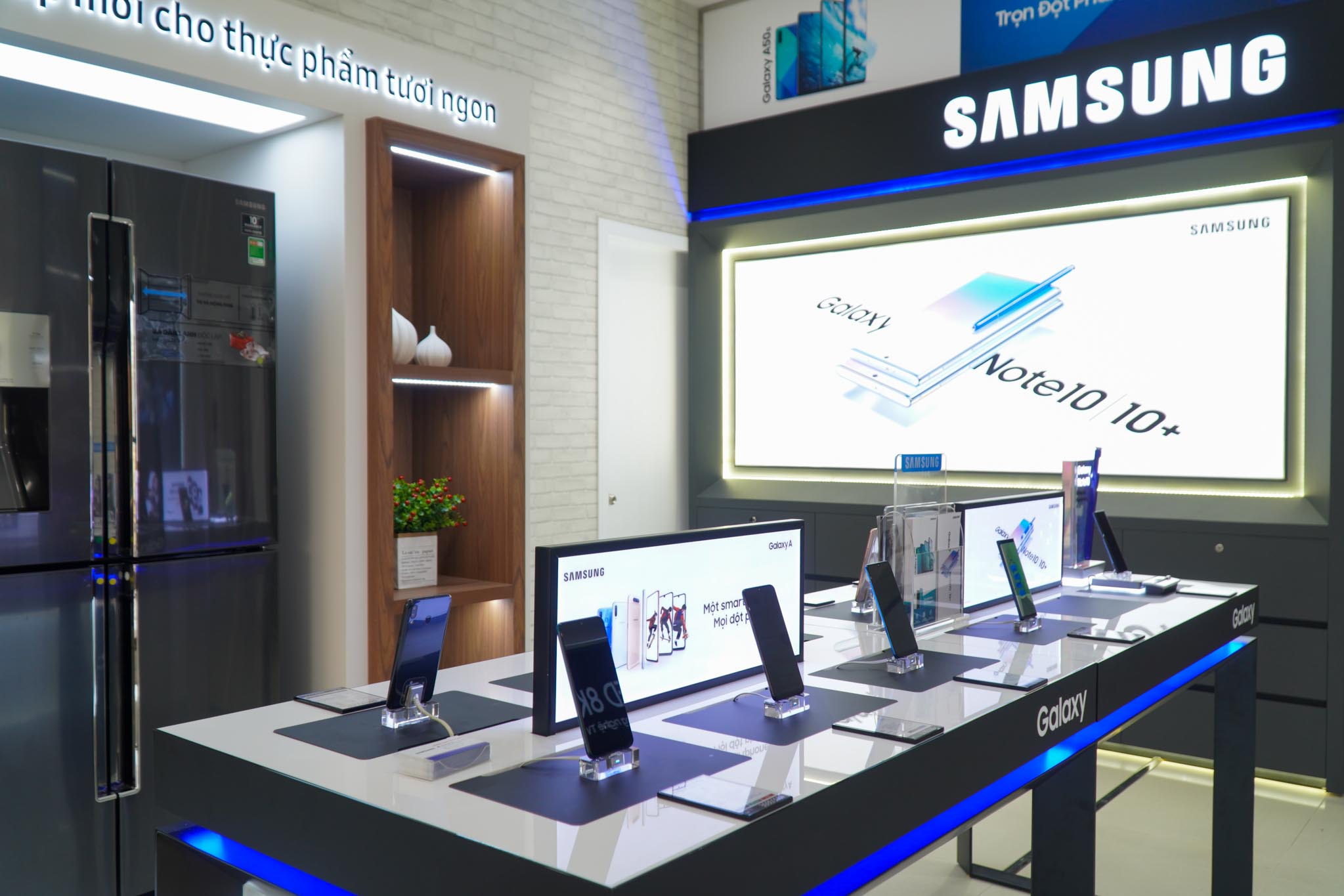 Samsung Plaza Cầu Giấy khai trương, bày bán đủ loại sản phẩm của Samsung