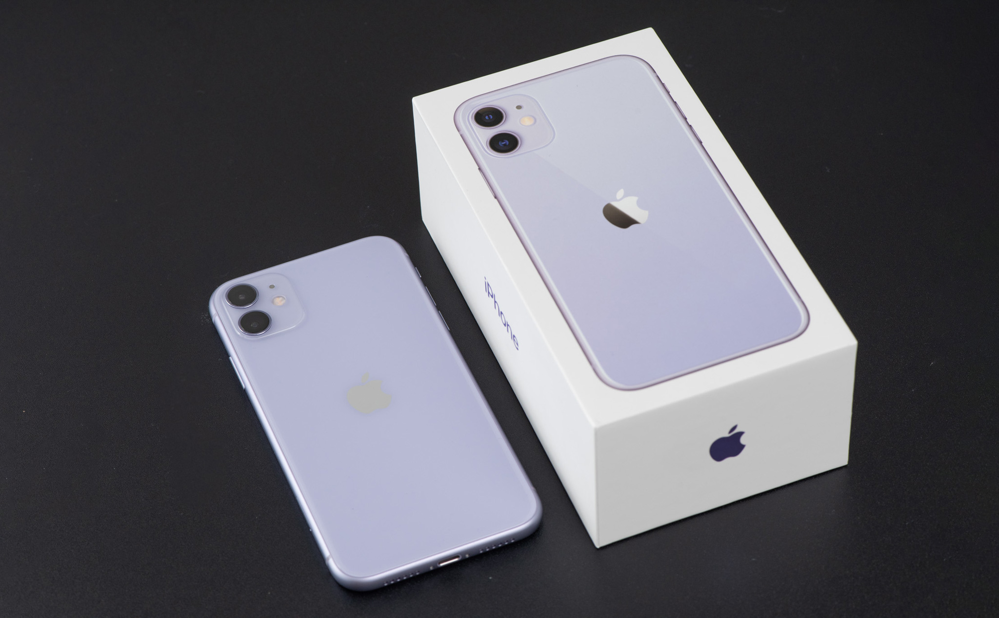 Hãy đến và khám phá bức ảnh iPhone 11 màu tím tuyệt đẹp, mẫu điện thoại được yêu thích nhất của Apple. Với màu sắc sang trọng và cấu hình mạnh mẽ, iPhone 11 màu tím chắc chắn sẽ khiến bạn say mê.