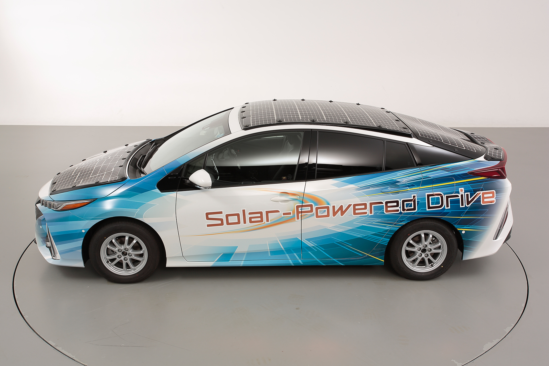 toyota-prius-prime-phv-test-vehicle-with-solar-panels-in-japan_100707130_h.jpg