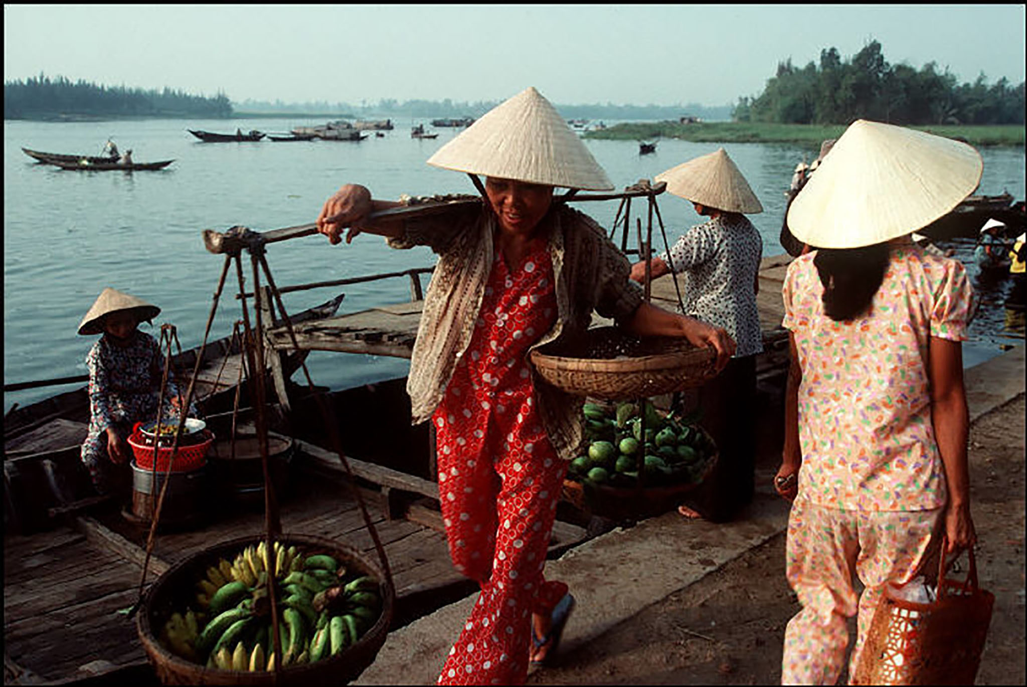 00002bruno-barbey-vietnam-1994-1995.jpg