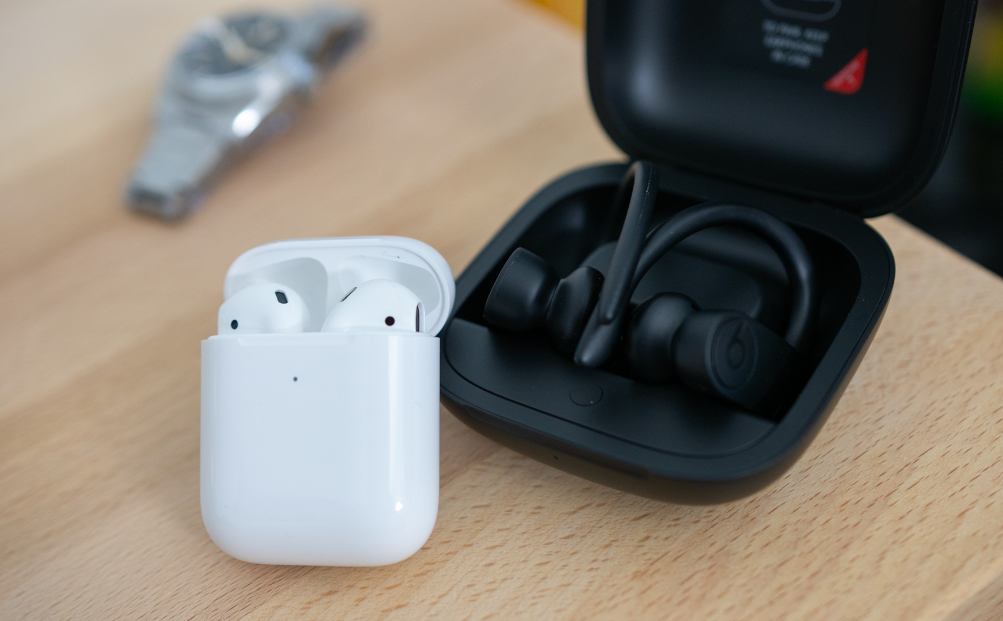 Apple_airpods_2_powerbeats_pro_p1.jpg