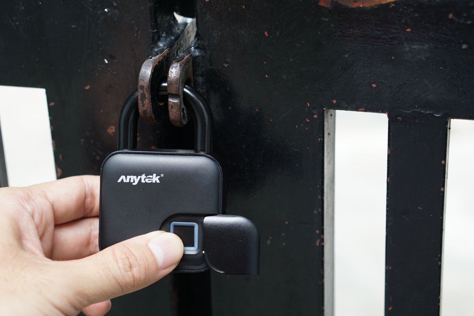 Muốn tìm một ổ khóa cửa vân tay hiện đại và thiết kế đẹp mắt? Anytek là một lựa chọn tuyệt vời. Với khả năng đọc vân tay trong vòng 0,3 giây, đồng thời cung cấp mật độ vân tay 508DPI rất nhanh chóng và an toàn.