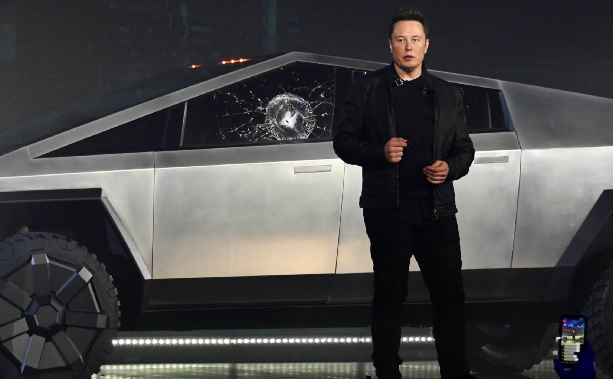Elon Musk giải thích tại sao kính xe Cybertruck bị bể trong buổi ra mắt
