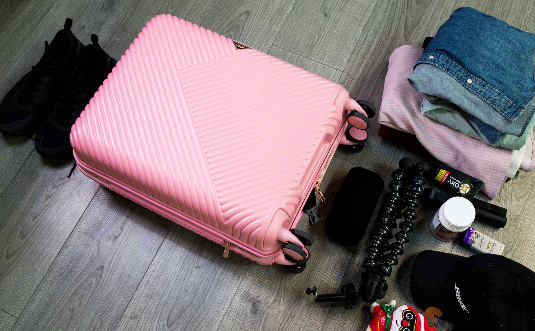 Chuẩn bị cho chuyến đi du lịch của bạn không chỉ là bỏ đồ vào vali mà còn phải đảm bảo rằng bạn đã sắm đủ đồ cần thiết. Hãy xem qua hình ảnh này để biết những gì bạn nên chuẩn bị trước khi đi du lịch.