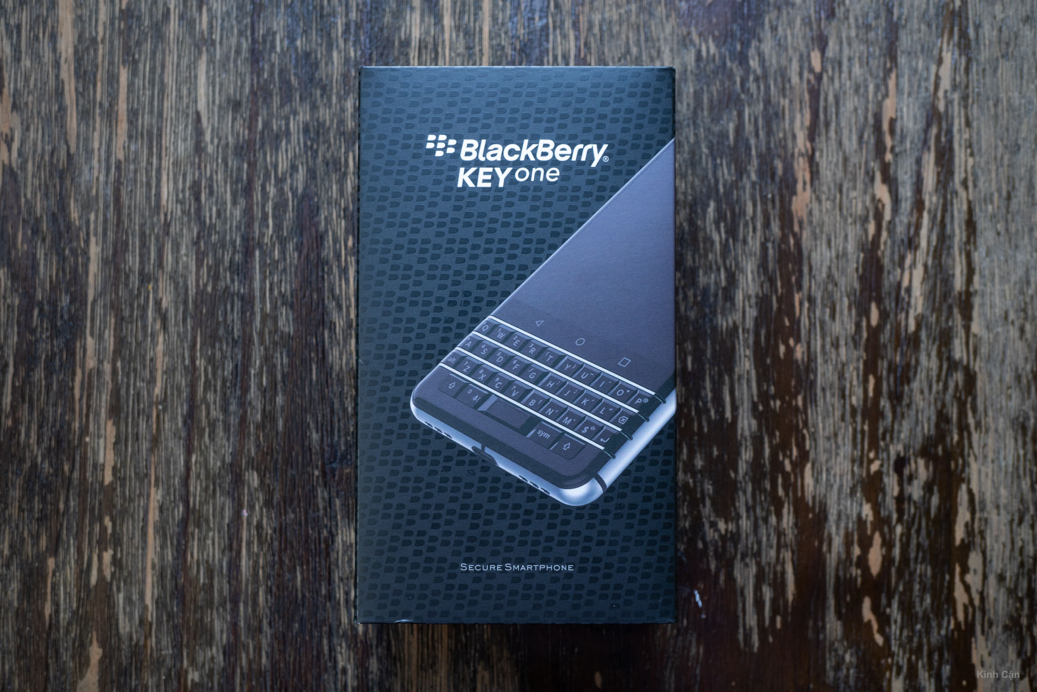 Mở hộp BlackBerry KEYone cv.jpg