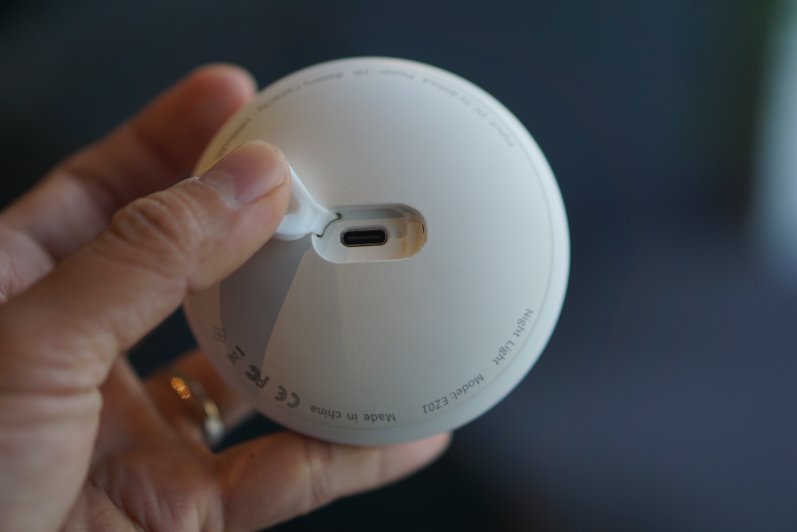 [Trên tay] Đèn Easzzz night light cảm ứng không nút, chống va đập, an