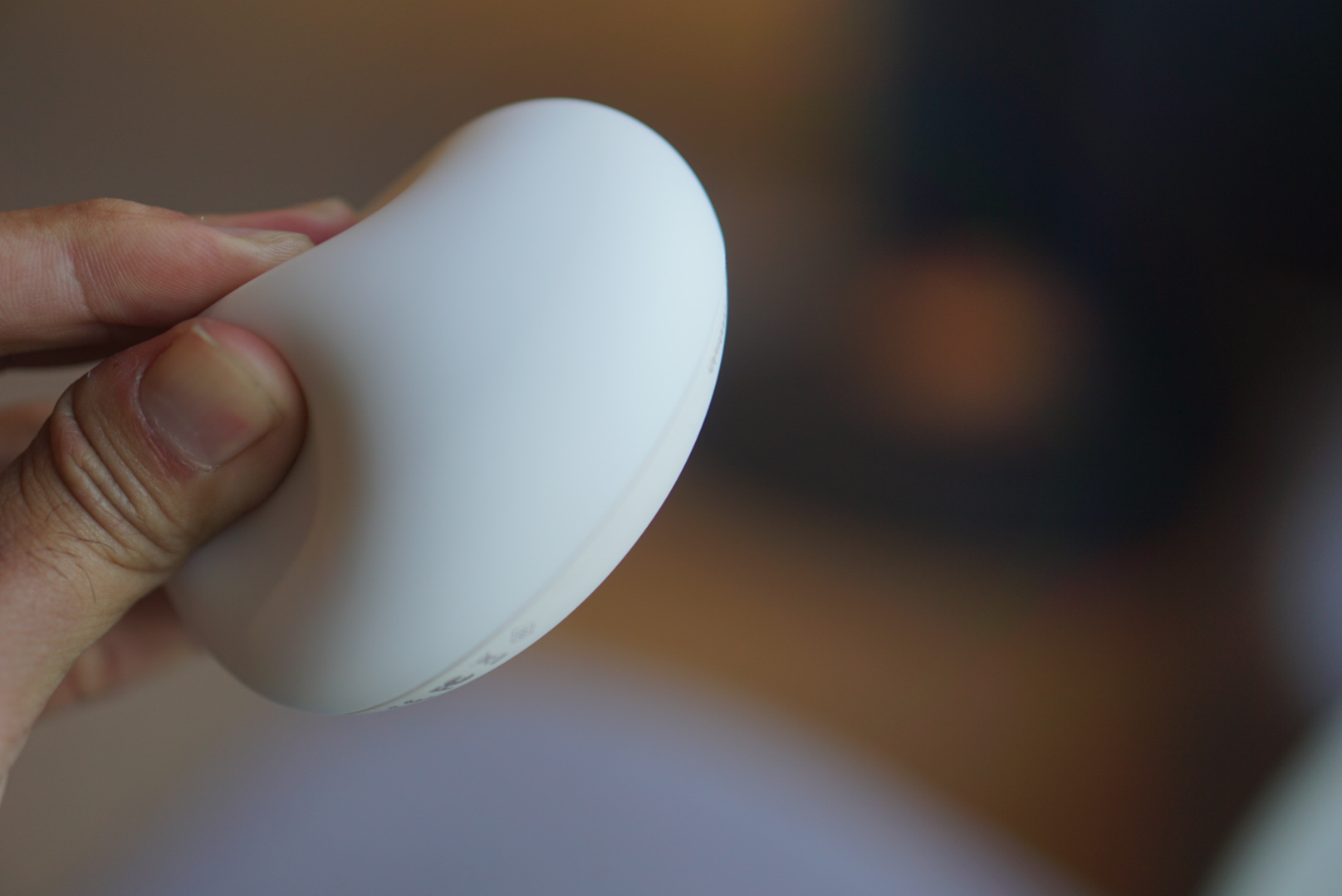 [Trên tay] Đèn Easzzz night light cảm ứng không nút, chống va đập, an