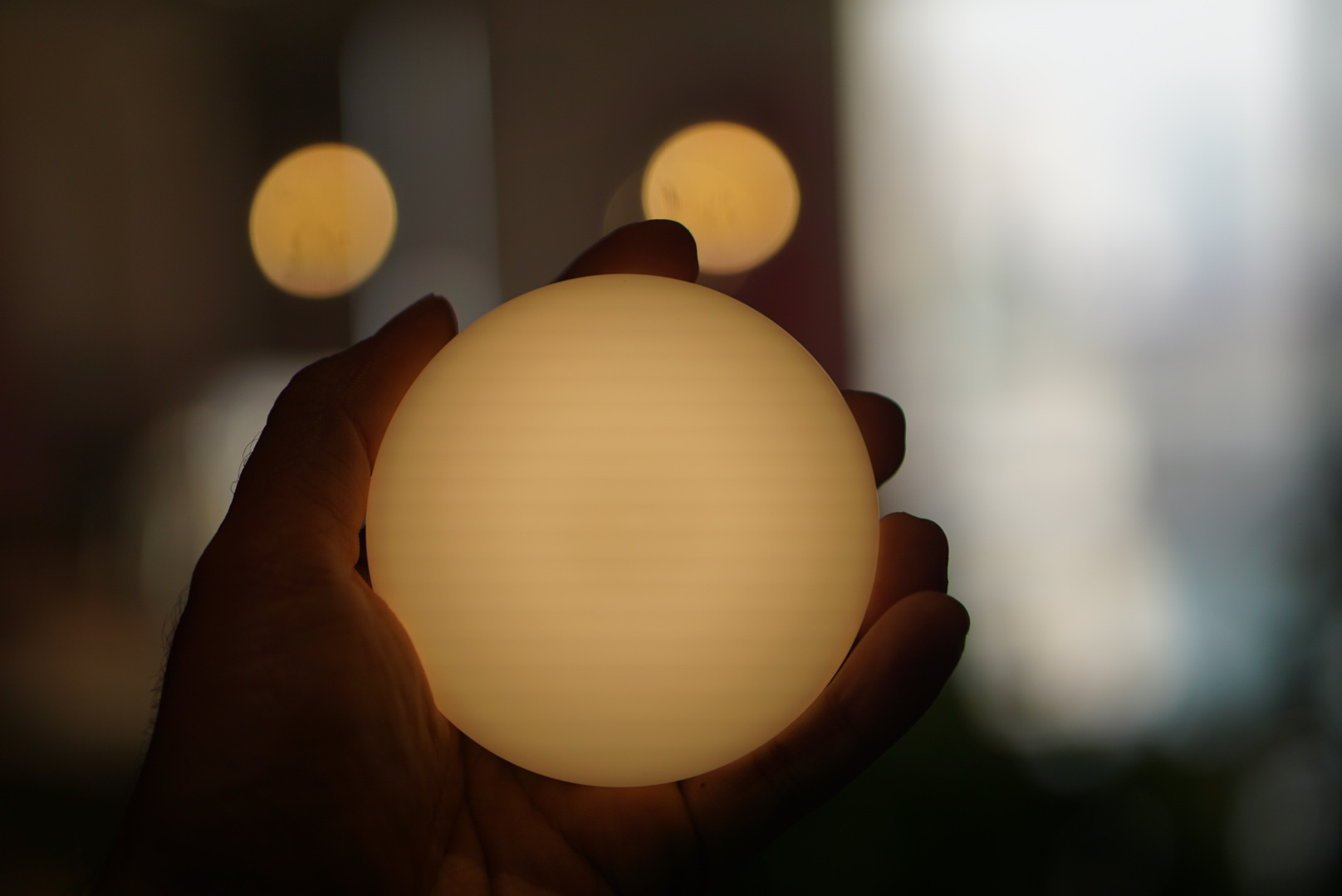 [Trên tay] Đèn Easzzz night light cảm ứng không nút, chống va đập, an