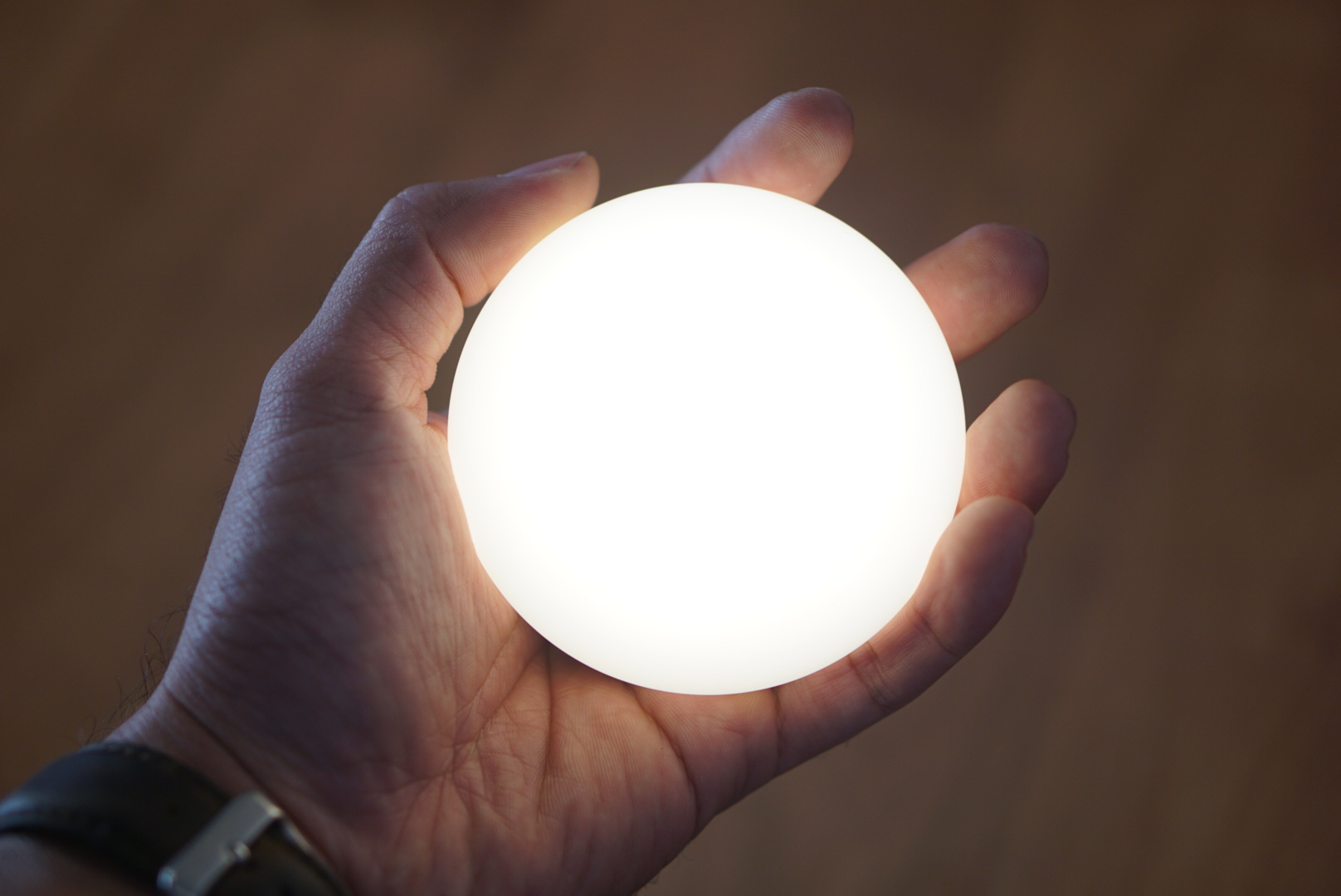 [Trên tay] Đèn Easzzz night light cảm ứng không nút, chống va đập, an