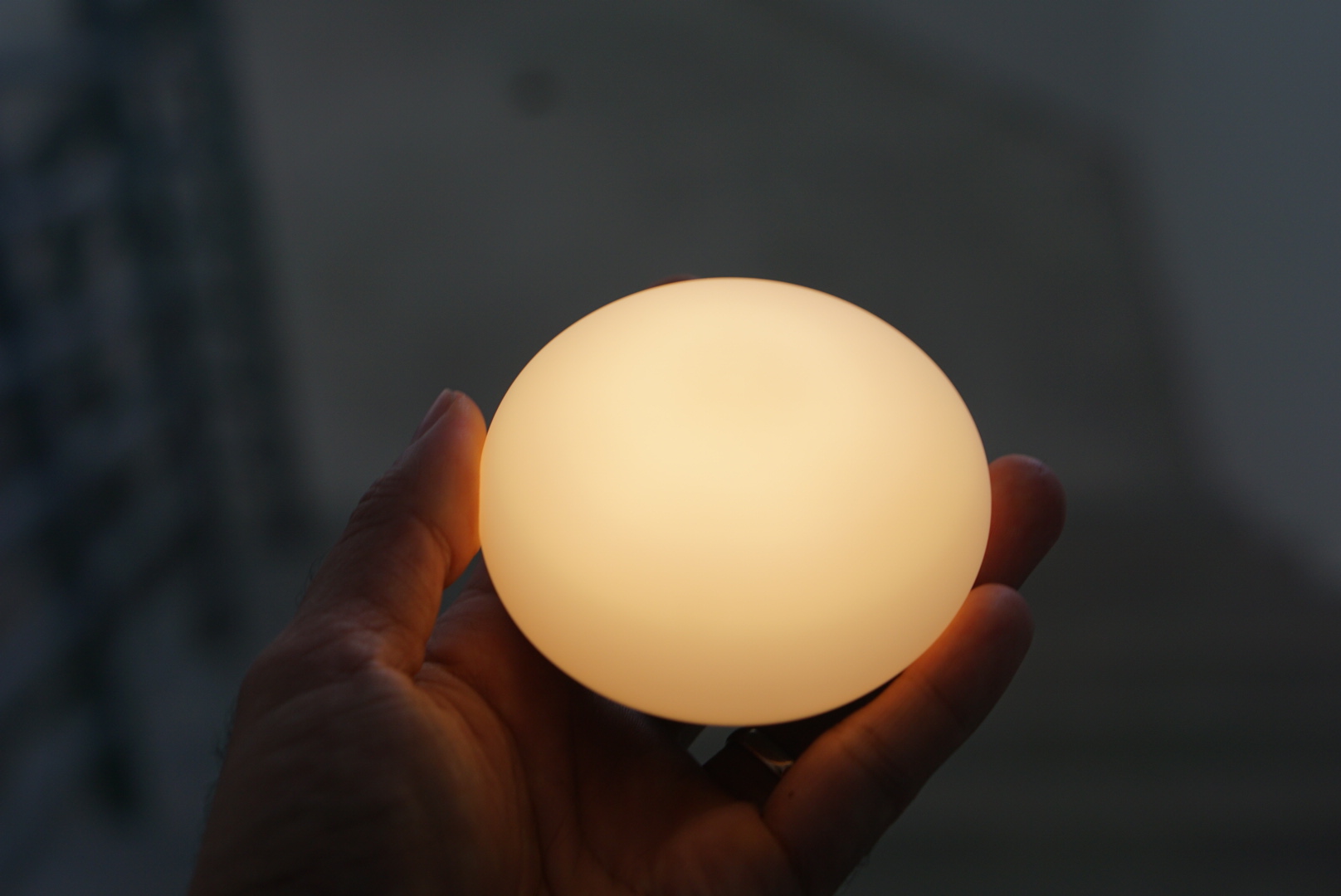 [Trên tay] Đèn Easzzz night light cảm ứng không nút, chống va đập, an