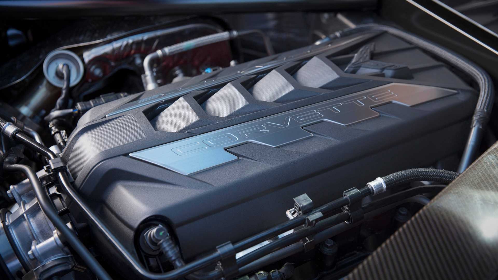 Chevrolet-Corvette-Stingray-engine.jpg