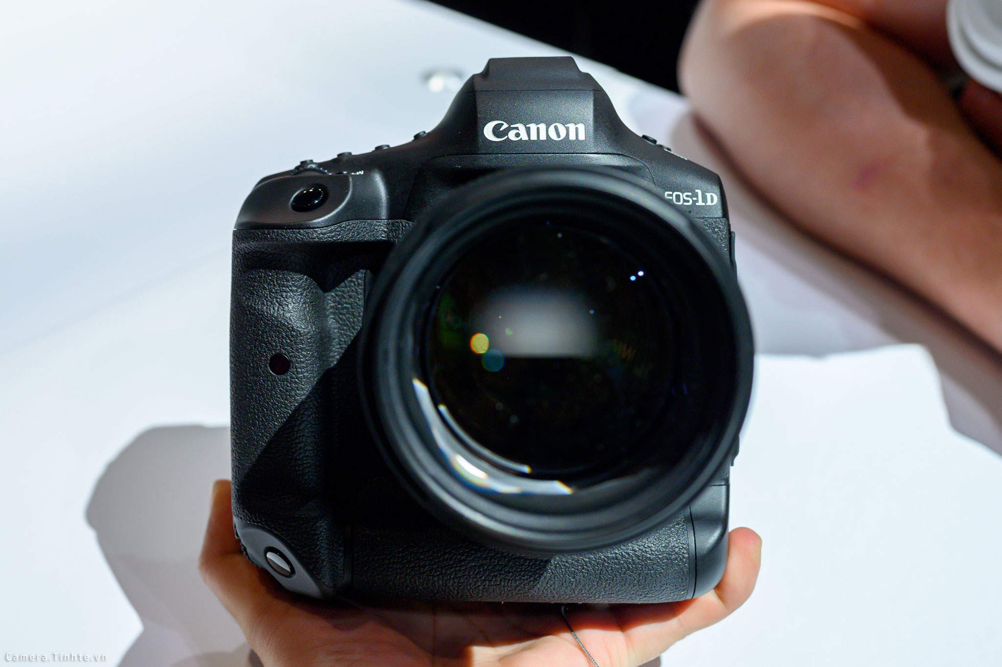 CameraTinhte_tren-tay_Ces20_Canon-EOS-1D-X-Mark-III_00021.jpg