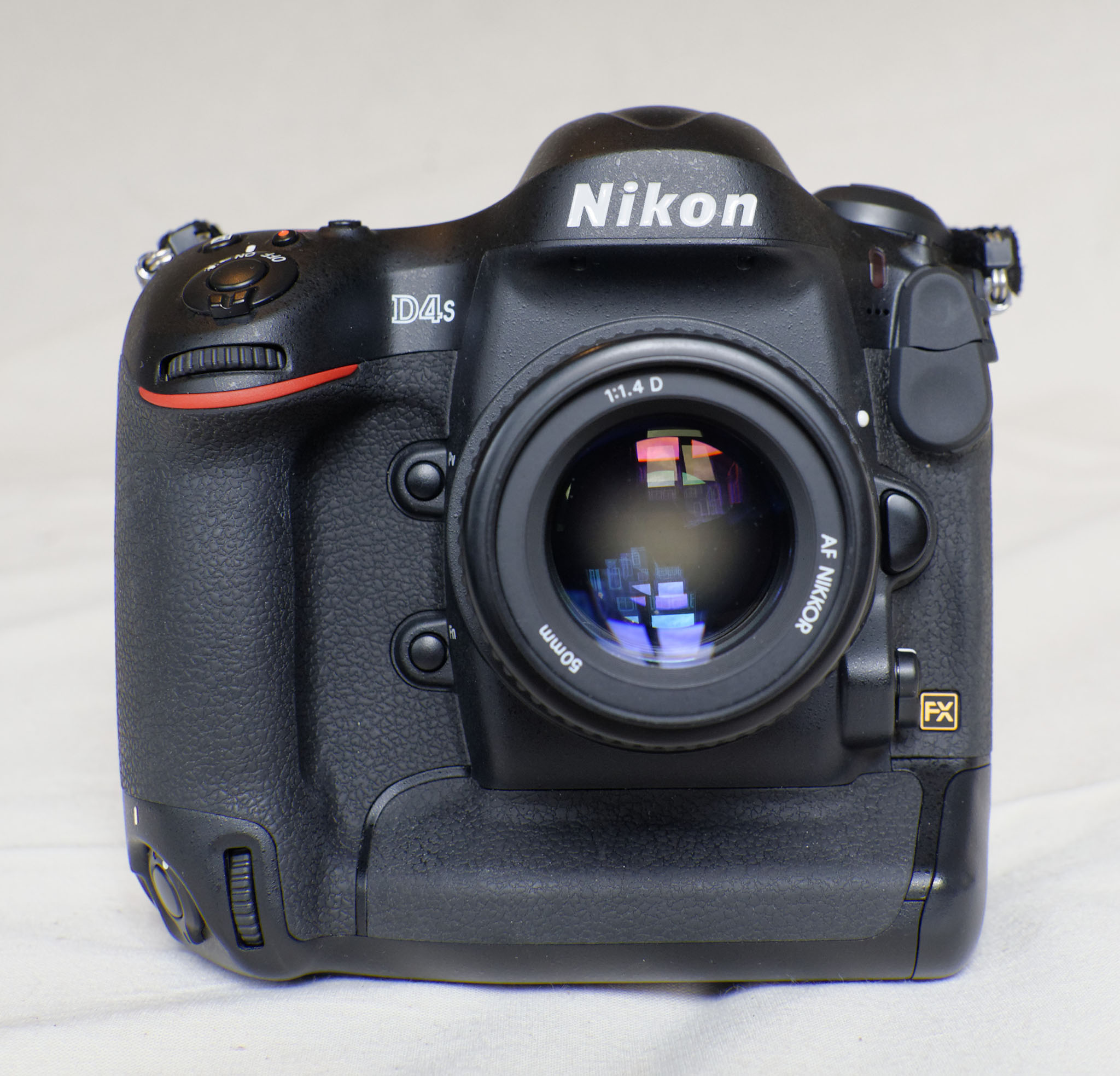 Nikon_D4S_Front_DS7_4250_PK.jpg