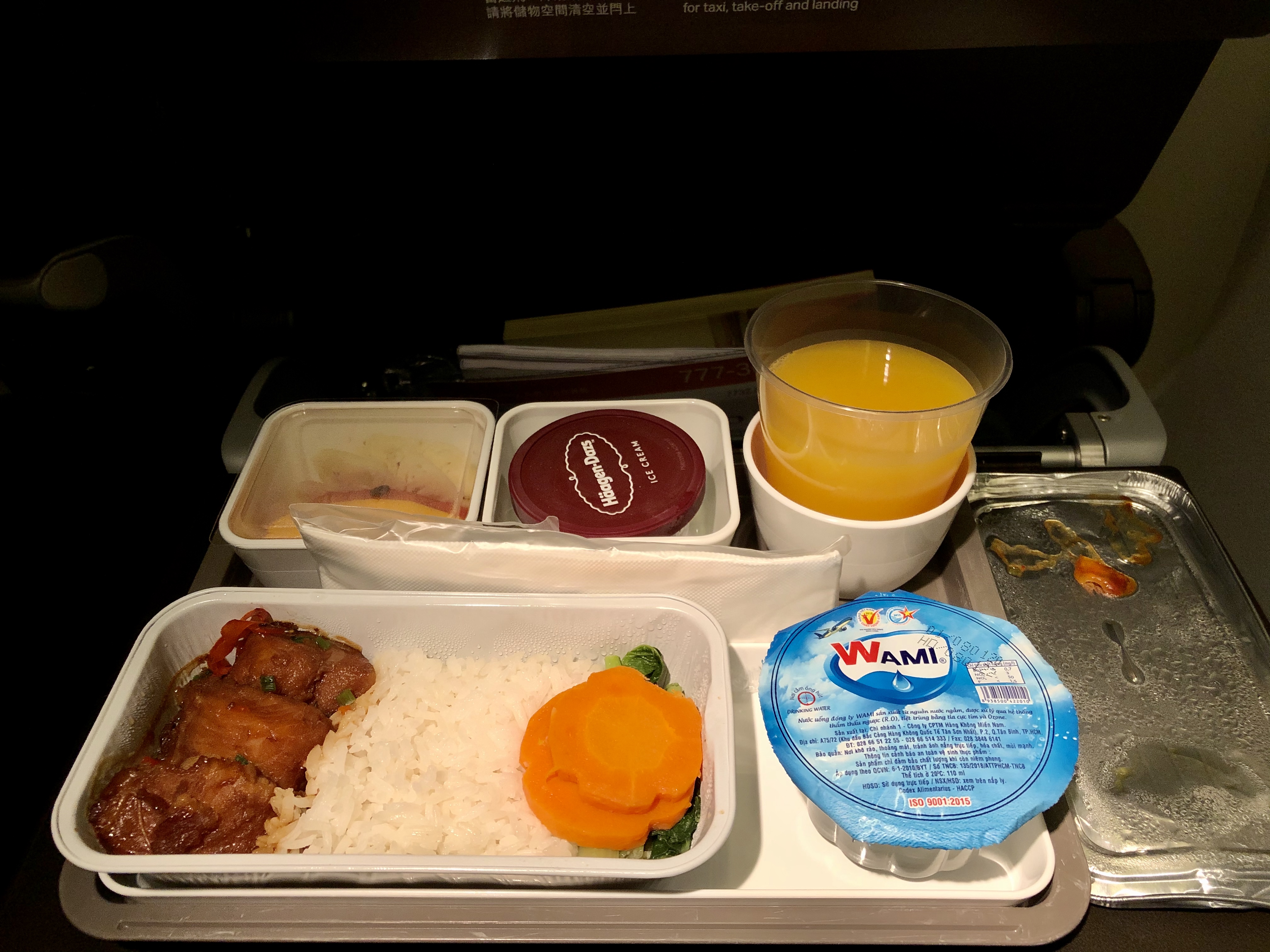 Bữa tối trên máy bay của Cathay, vé Economy