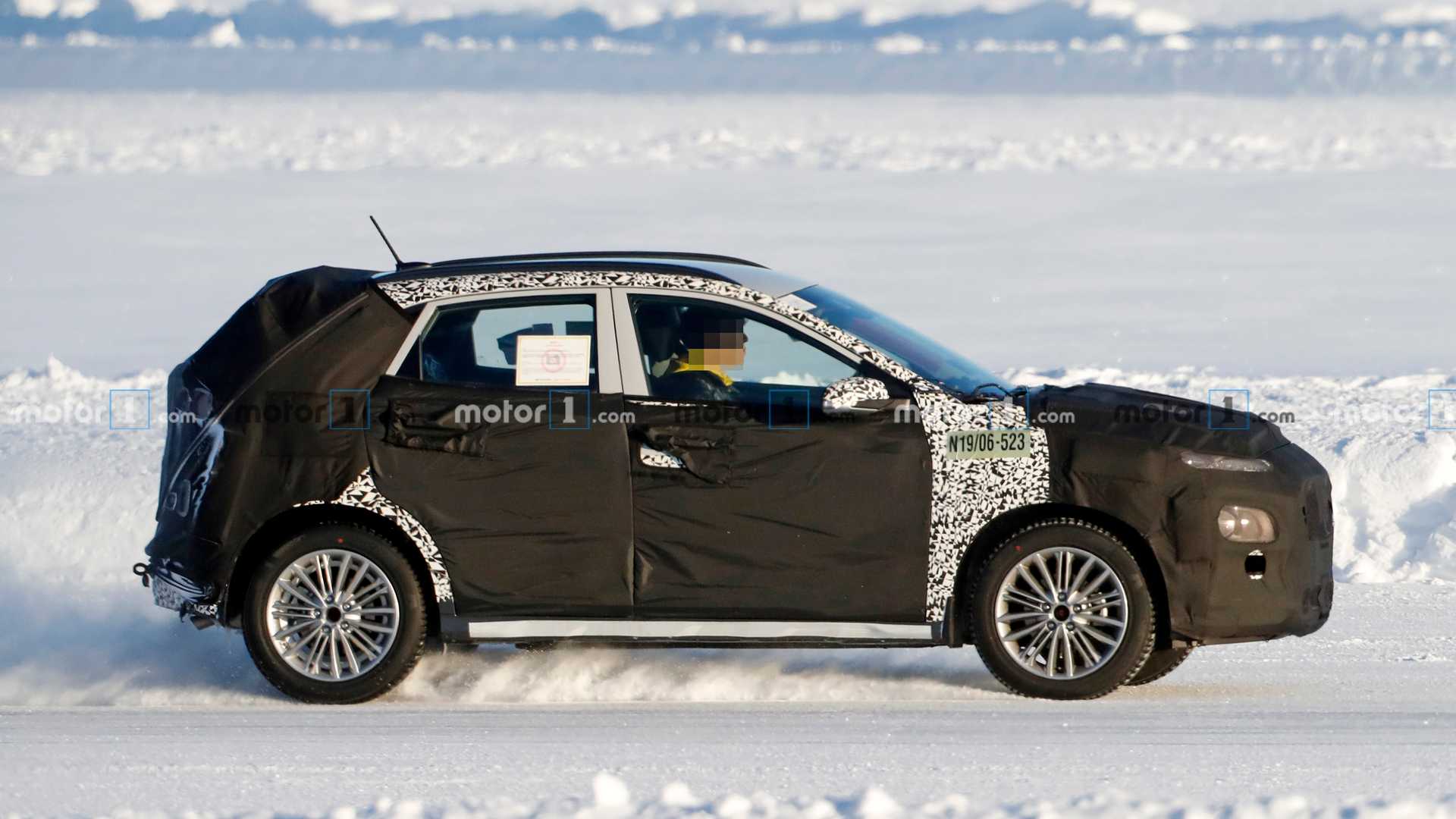 hyundai-kona-facelift-spy-photo (2).jpg