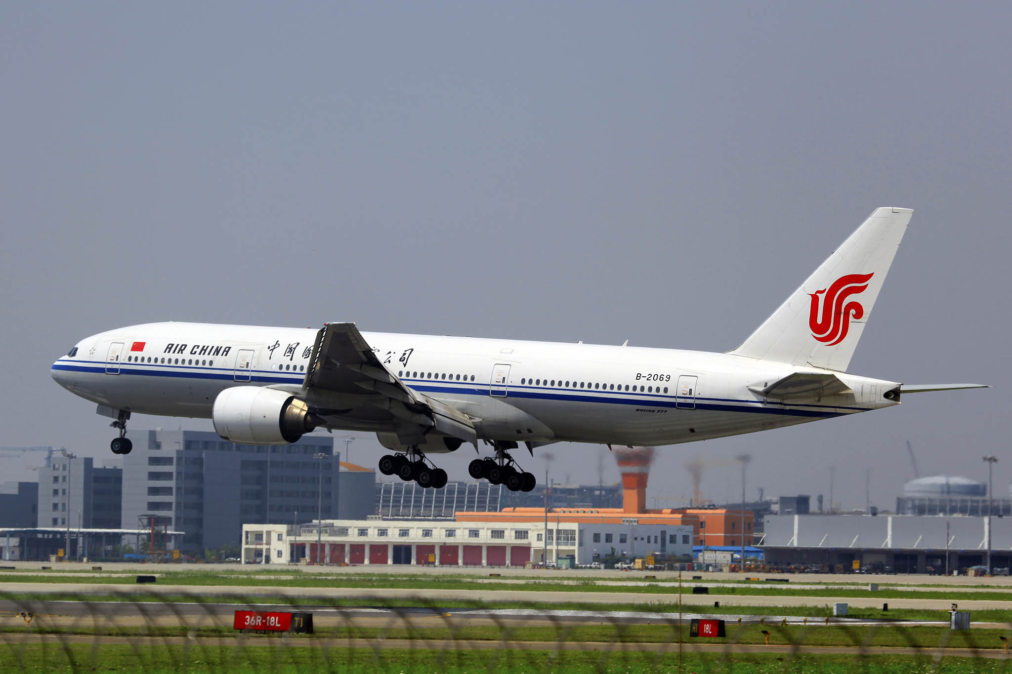Boeing_777_AirChina.jpg