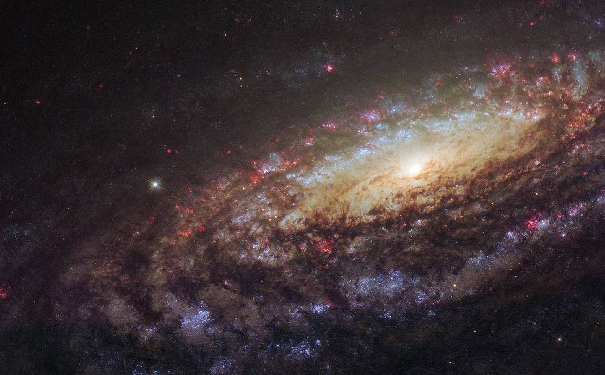 Kính Hubble: Kính Hubble là một trong những công cụ quan trọng nhất của ngành thiên văn học. Nhờ vào sức mạnh của Kính Hubble, chúng ta có thể chiêm ngưỡng những vùng trời xa xôi và những thiên hà kỳ lạ. Với những hình ảnh rực rỡ và đầy sức sống trên Kính Hubble, bạn sẽ không thể rời mắt khỏi chúng.