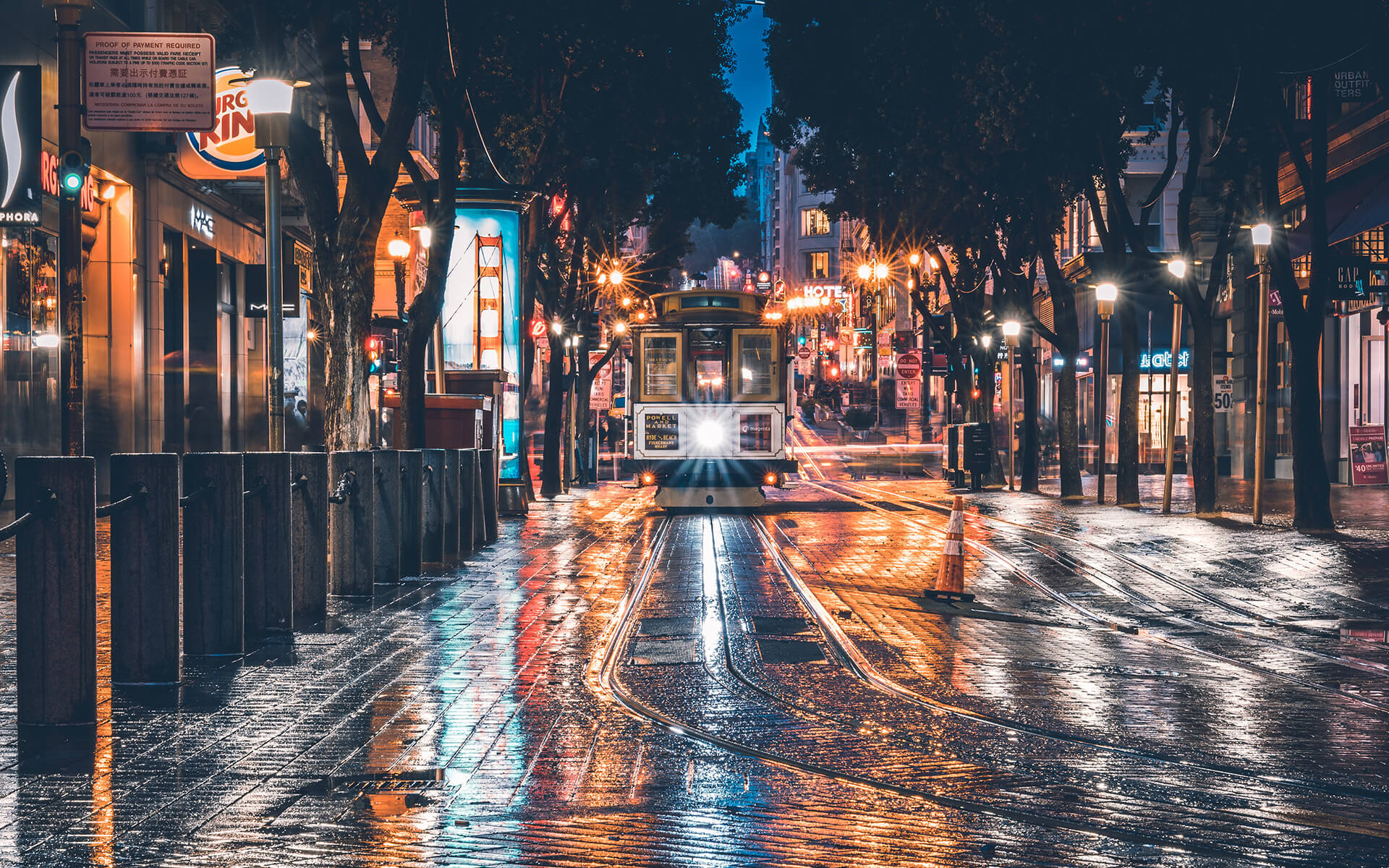 Cùng chiêm ngưỡng hình nền đường phố mưa đầy lãng mạn, hình ảnh sẽ đưa bạn đến những con đường bởi màn mưa rơi làm ướt những tán cây và lấp lánh những đóm đèn. Một khung cảnh đặc biệt sẽ khiến bạn cảm thấy như mình đang tự mình đi dạo trên phố với không khí mưa tĩnh lặng nhưng đầy say đắm.