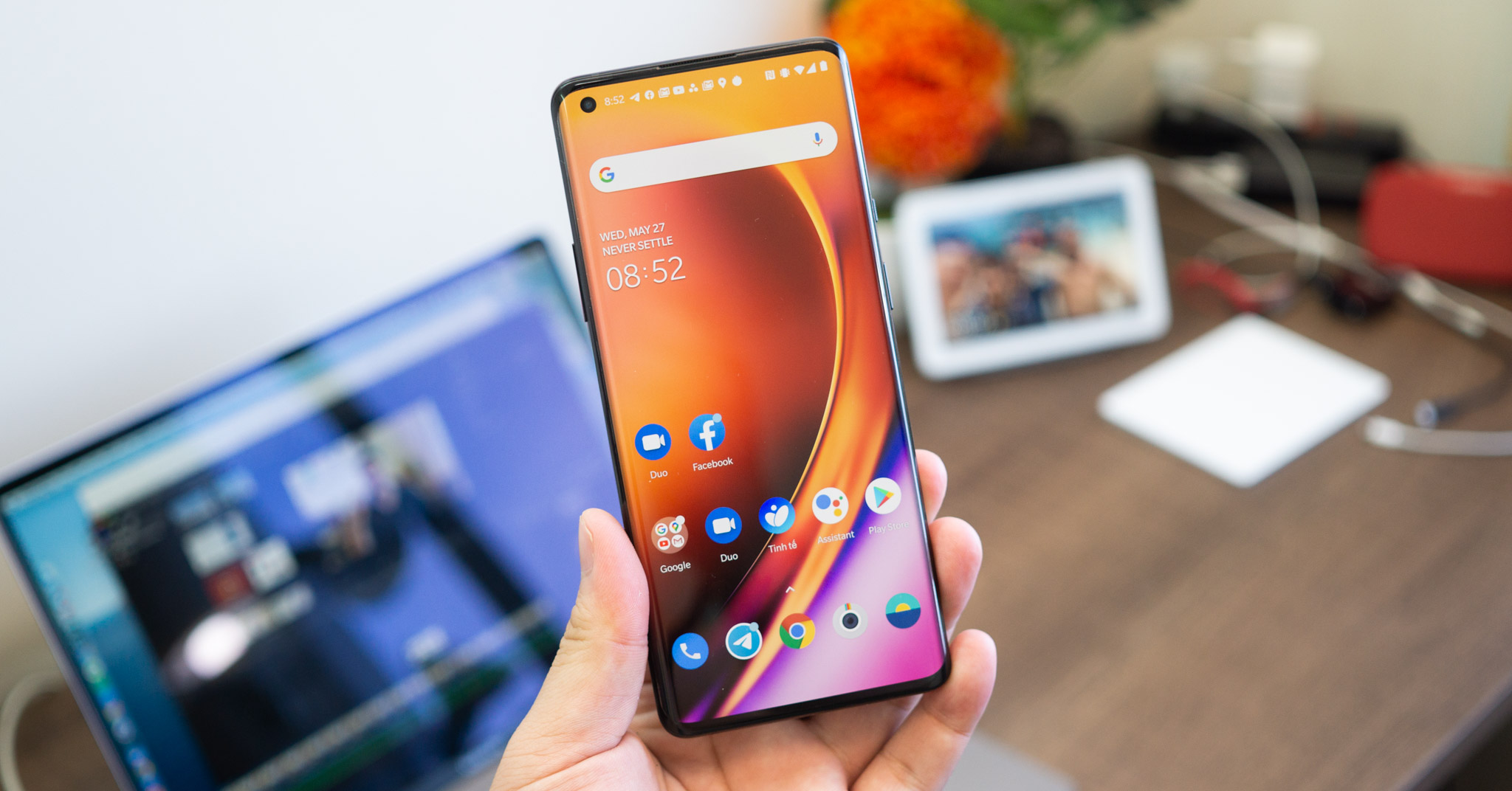 OnePlus 8 Pro - một chiếc điện thoại thông minh với hiệu năng mạnh mẽ và tính năng nổi bật. Với màn hình AMOLED siêu nét và hỗ trợ 5G, chiếc điện thoại này sẽ mang đến cho bạn trải nghiệm hoàn toàn mới về công nghệ.