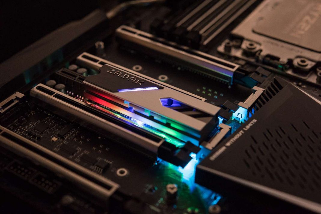ZADAK cũng làm ổ M.2 PCIe, tích hợp heatsink dày và đèn RGB mặt sau