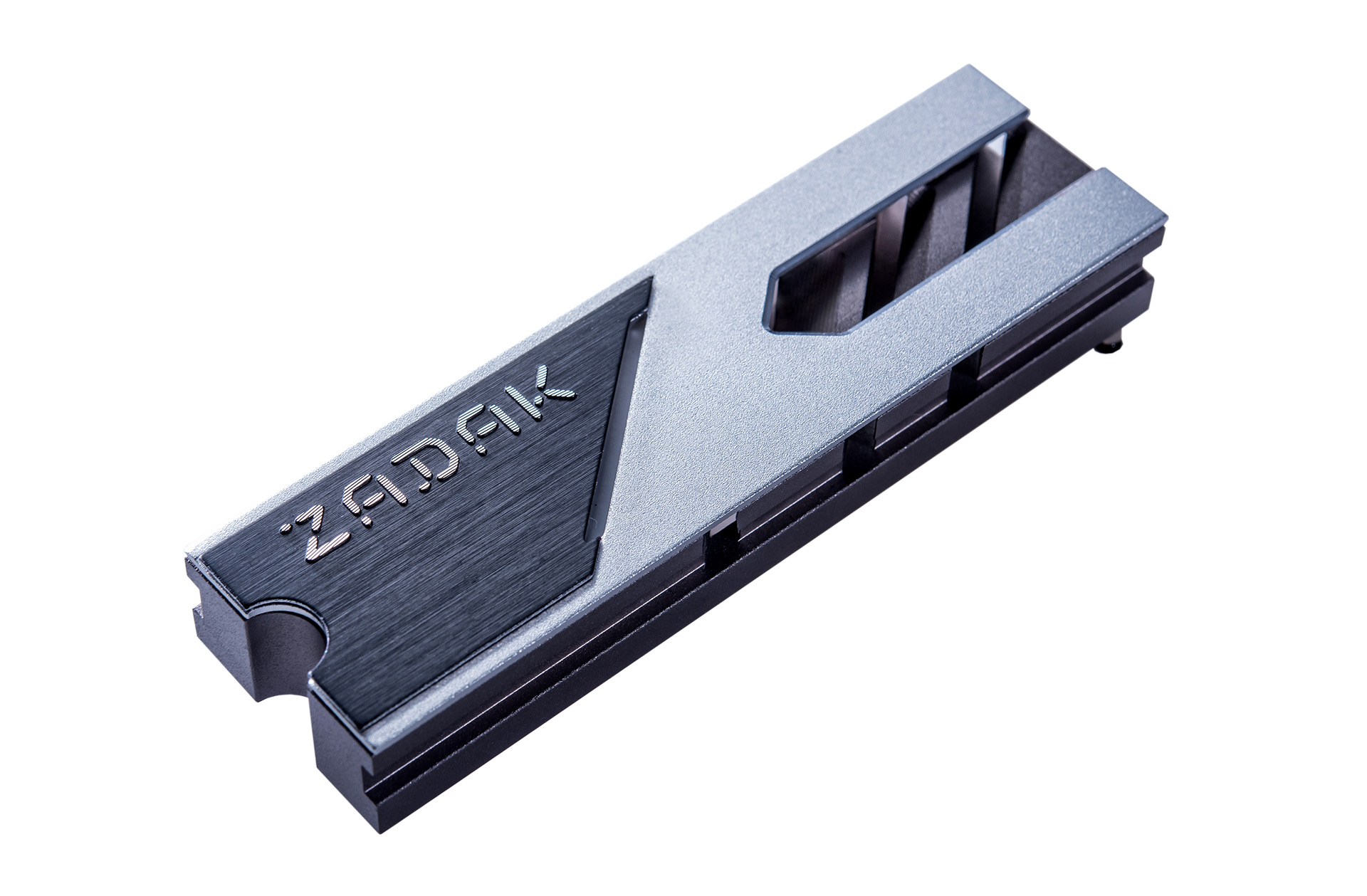 ZADAK cũng làm ổ M.2 PCIe, tích hợp heatsink dày và đèn RGB mặt sau