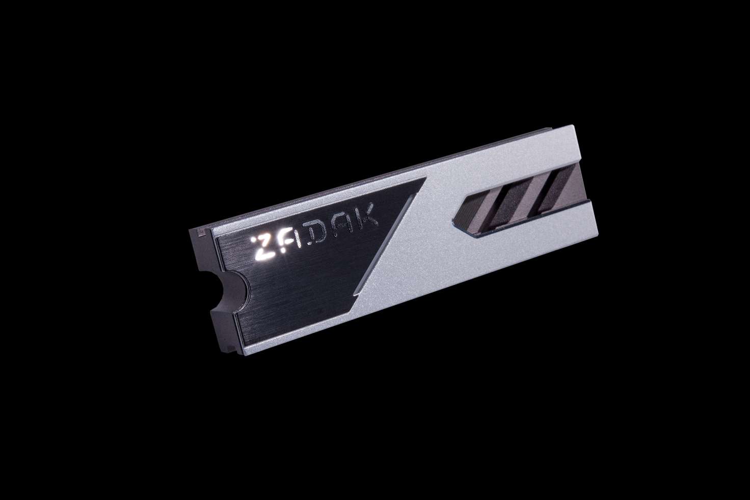 ZADAK cũng làm ổ M.2 PCIe, tích hợp heatsink dày và đèn RGB mặt sau
