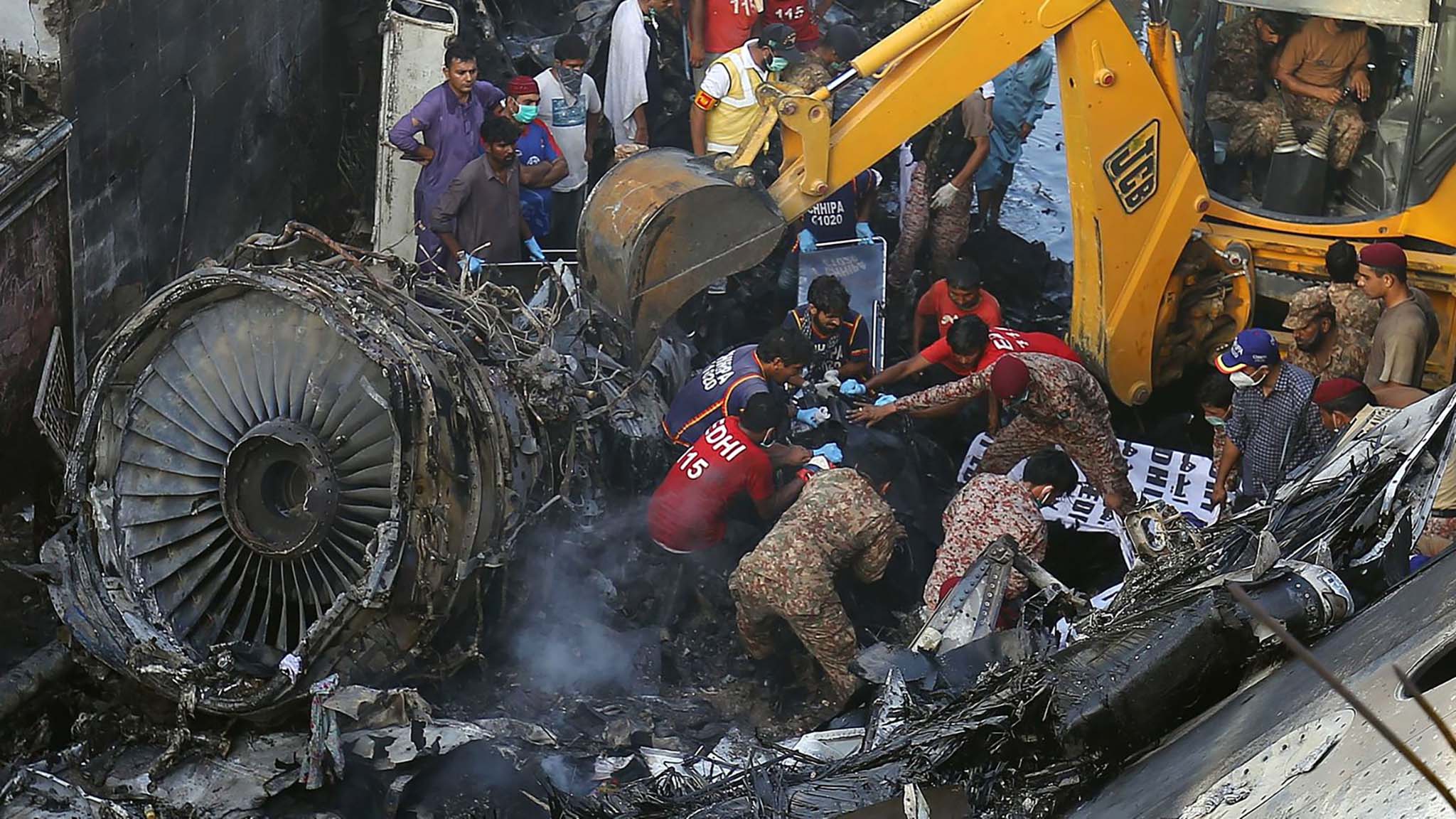 Покажи крушение. Крушение самолета в Пакистане Карачи.
