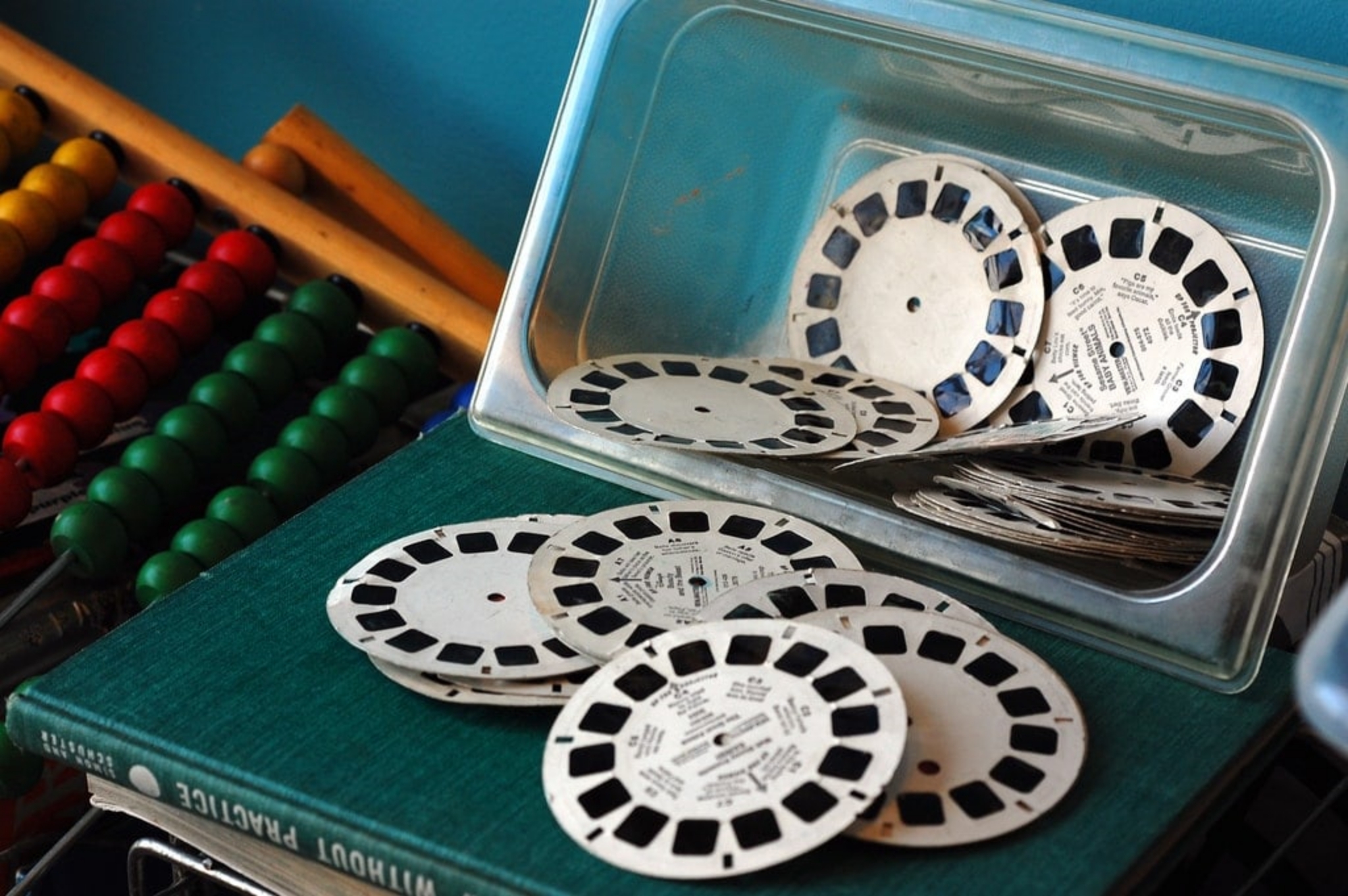 Tiny-magical-worlds-A-collection-of-vintage-View-Master-reels.jpg