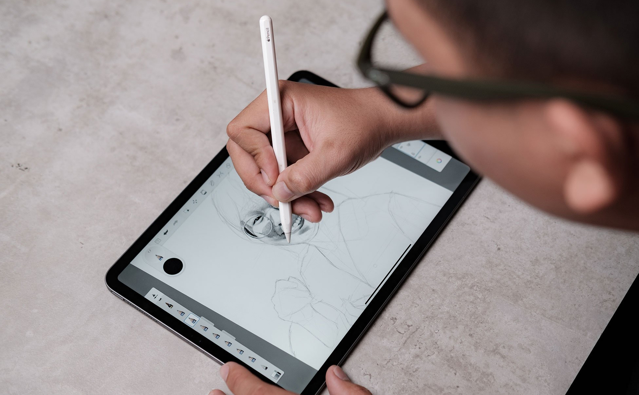 Tận hưởng sự chân thực cùng Apple Pencil và iPad khi vẽ trên màn hình retina của chúng. Với mỏng nhẹ và dễ thuận tiện cầm nắm, Apple Pencil là người bạn tuyệt vời của những người yêu thích nghệ thuật.