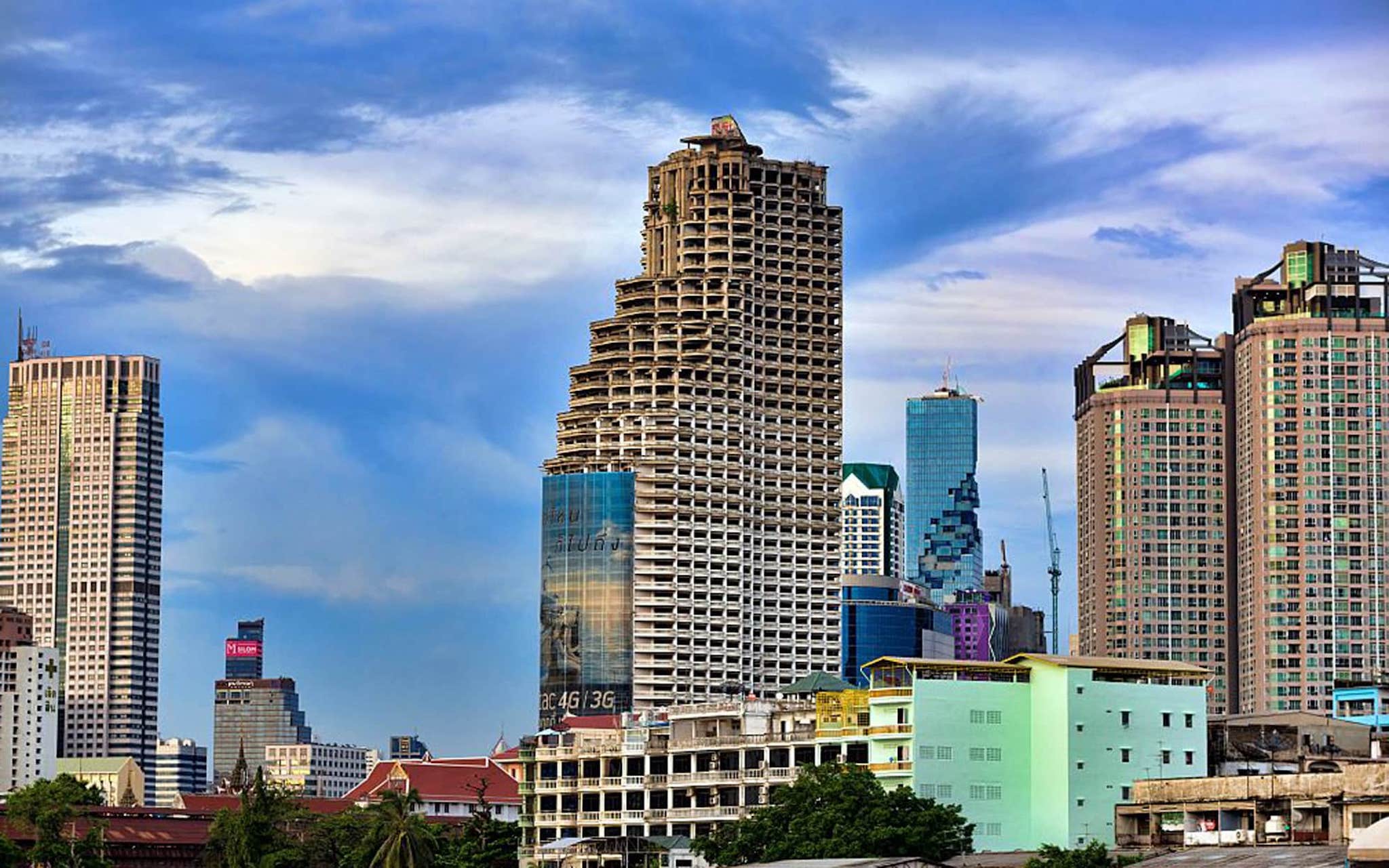 Unique tower. Небоскреб Sathorn unique Tower. Бангкок башня Саторна. Саторн Юник Тауэр. Небоскребы Бангкока.