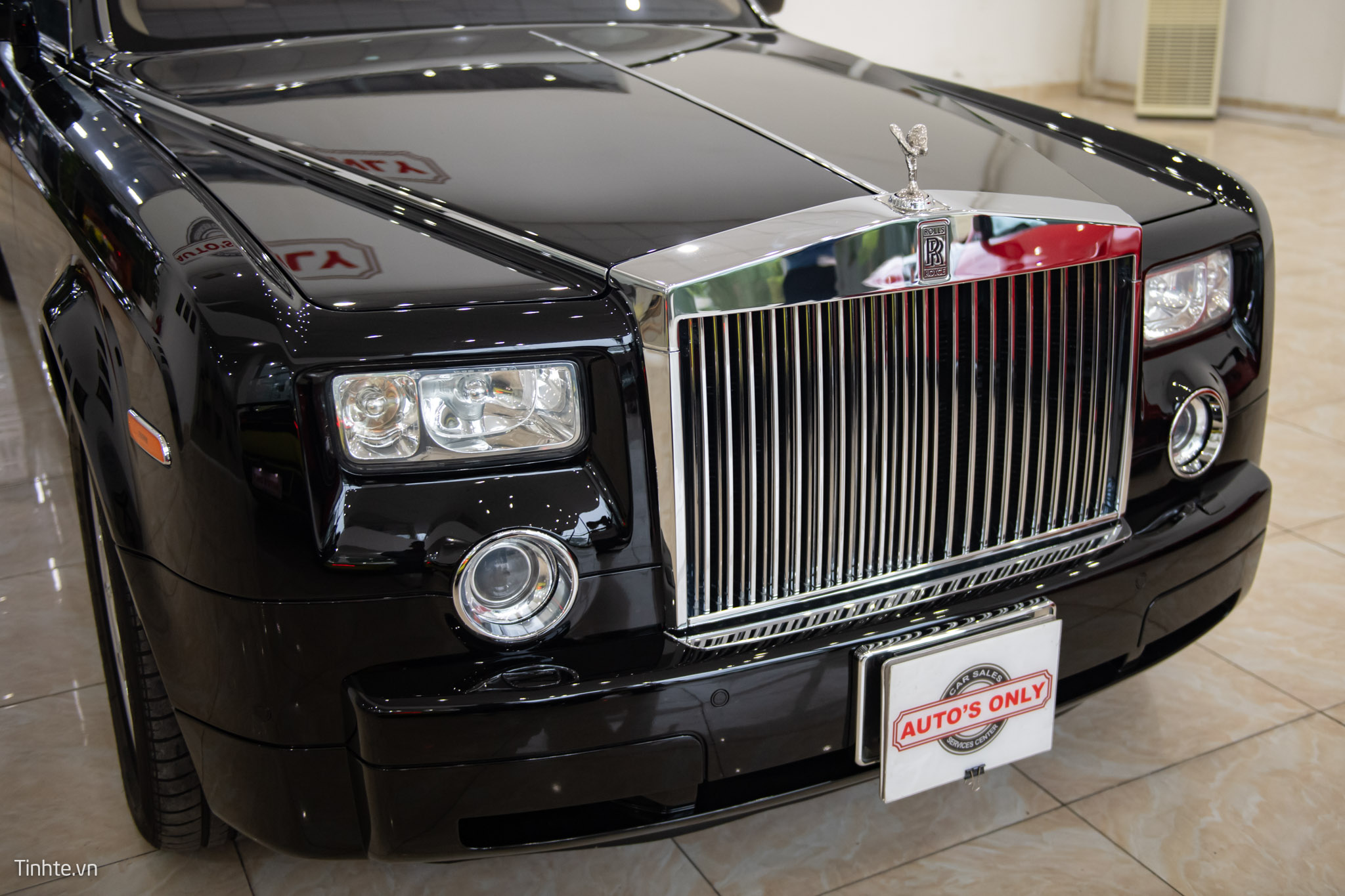 New Rolls Royce Phantom Photos Prices And Specs in Saudi Arabia