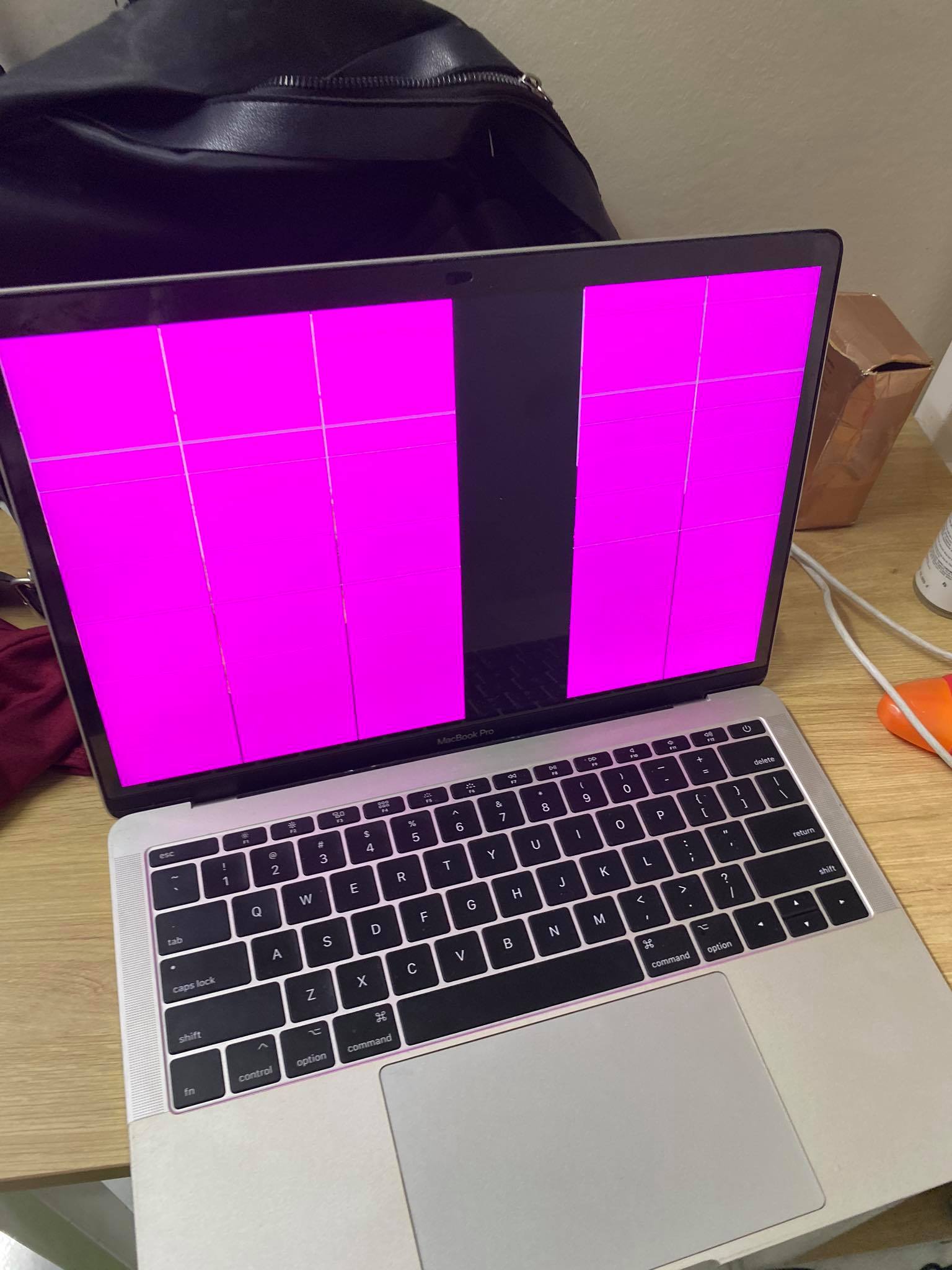 Macbook Pro 2017 bị Pink Screen