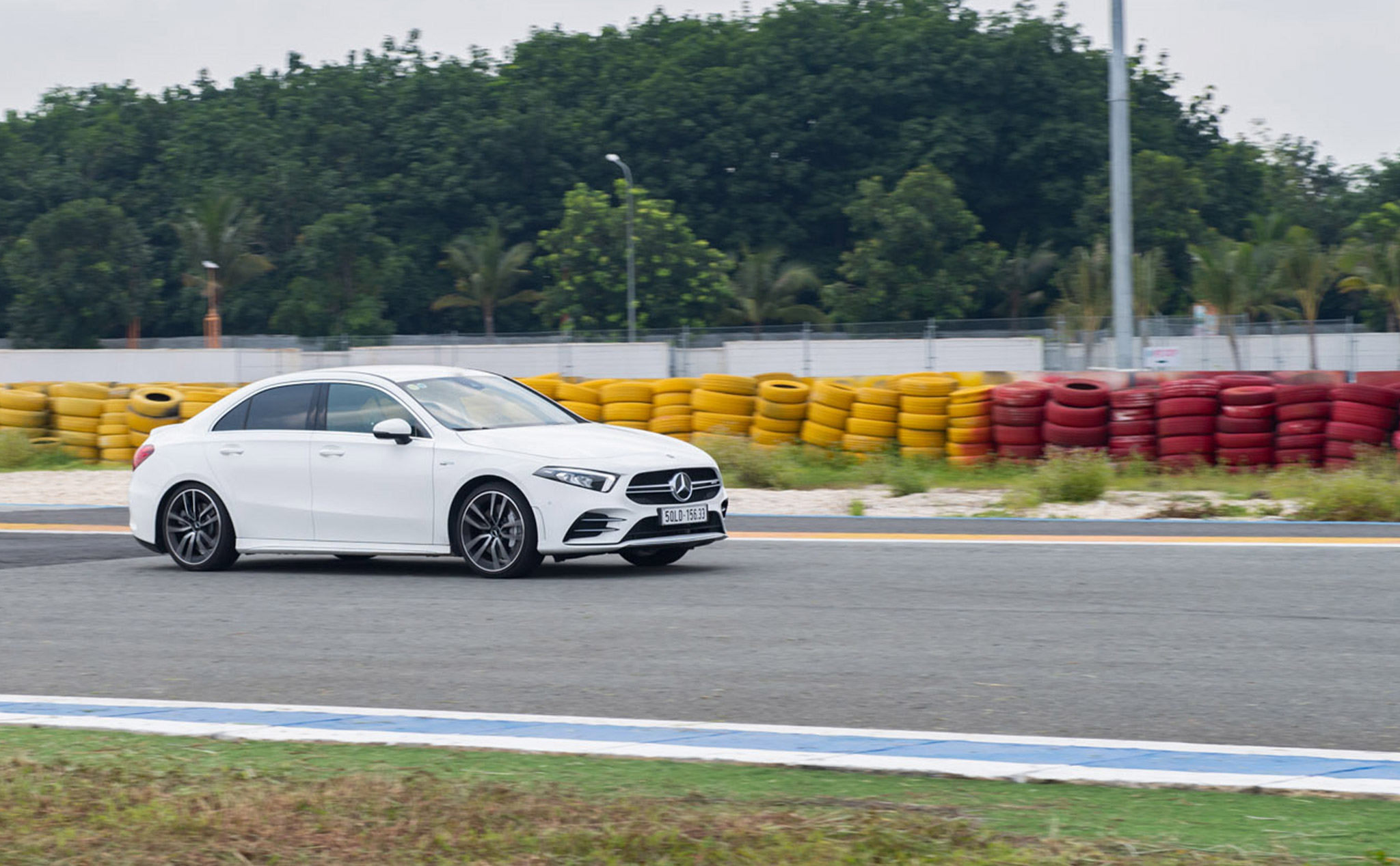 Trải nghiệm Mercedes-AMG A35, đứa em út trong nhà AMG