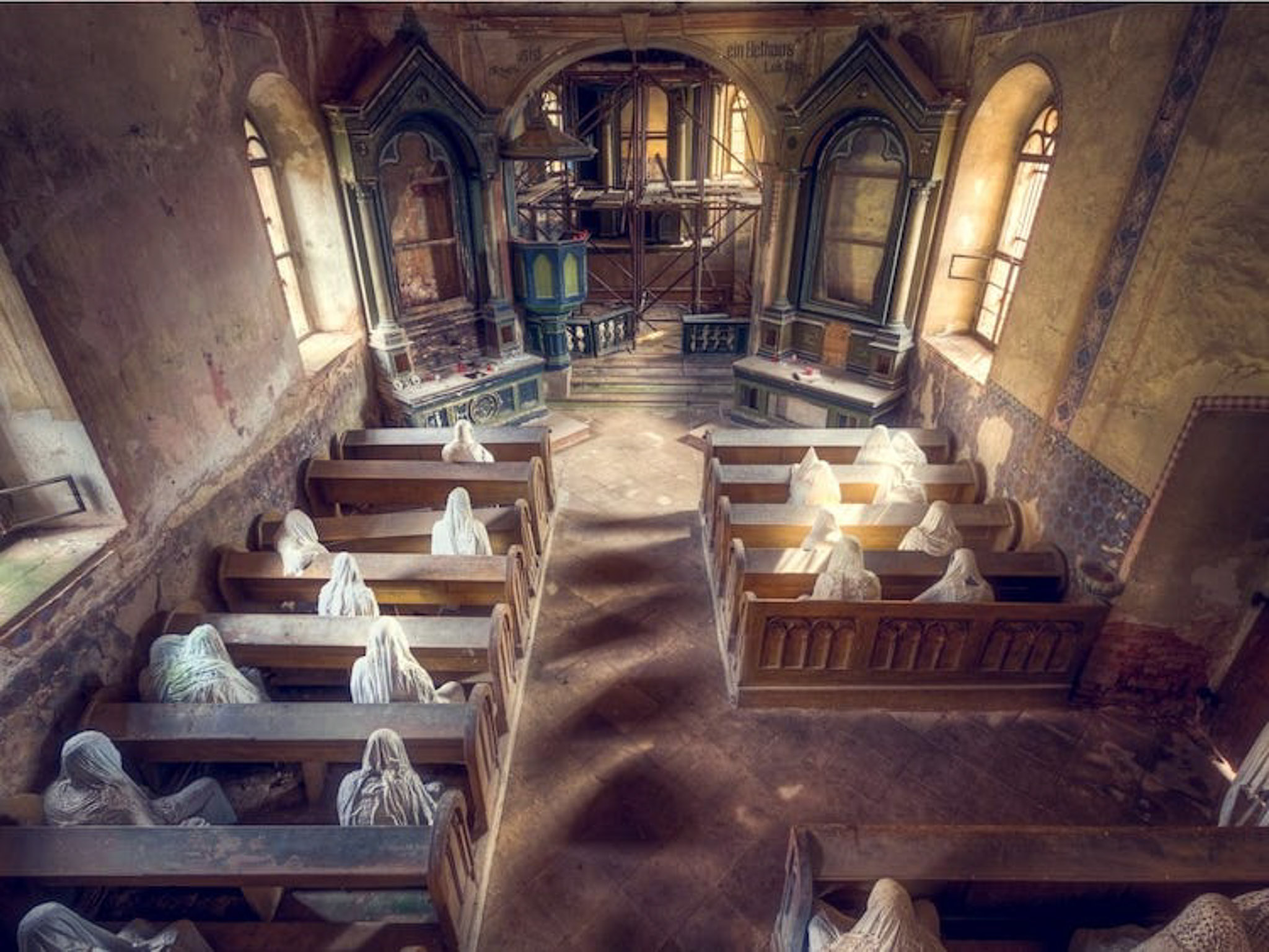 roman-robroek-abandoned-churches-3.jpg