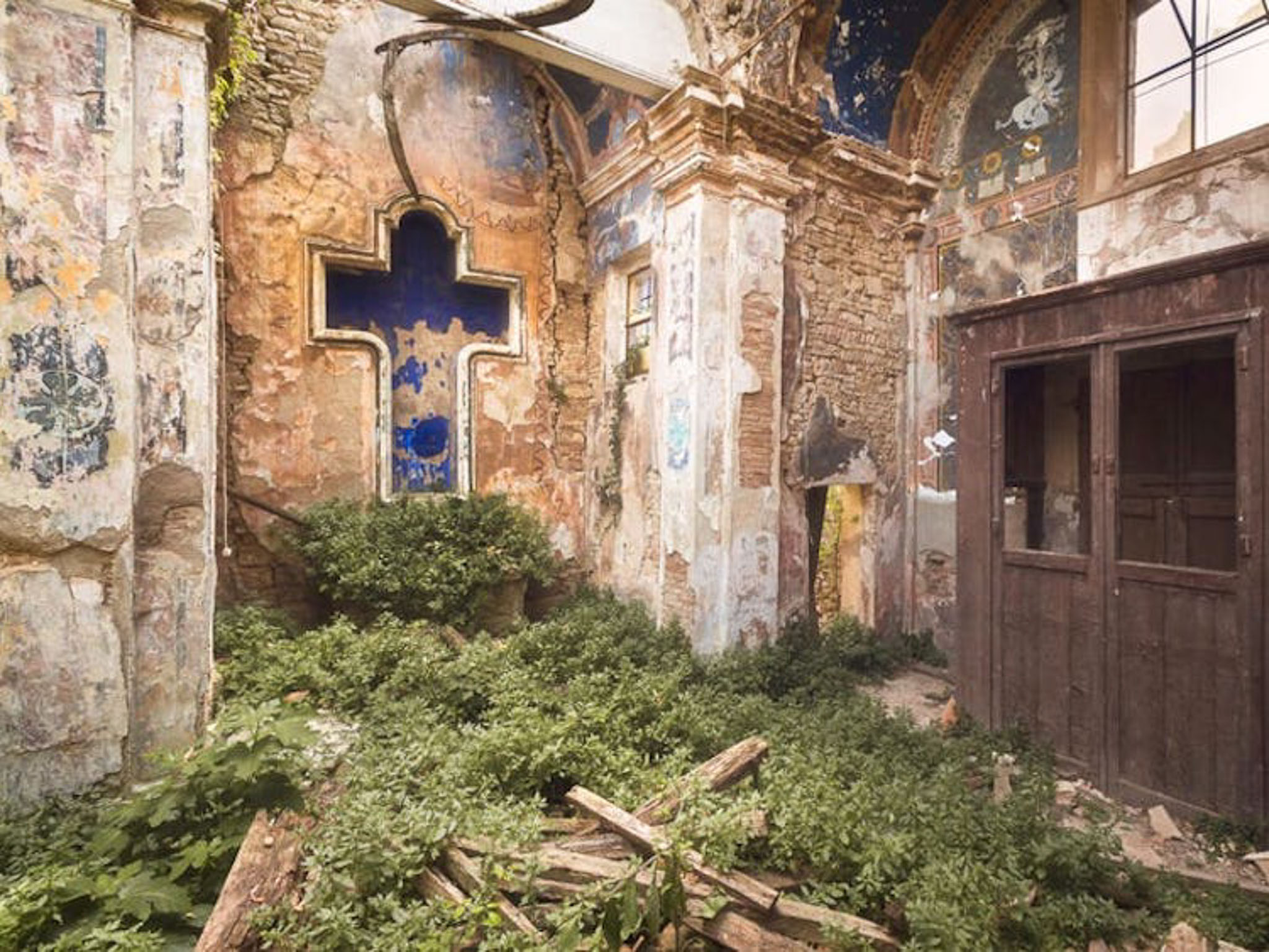 roman-robroek-abandoned-churches-13.jpg