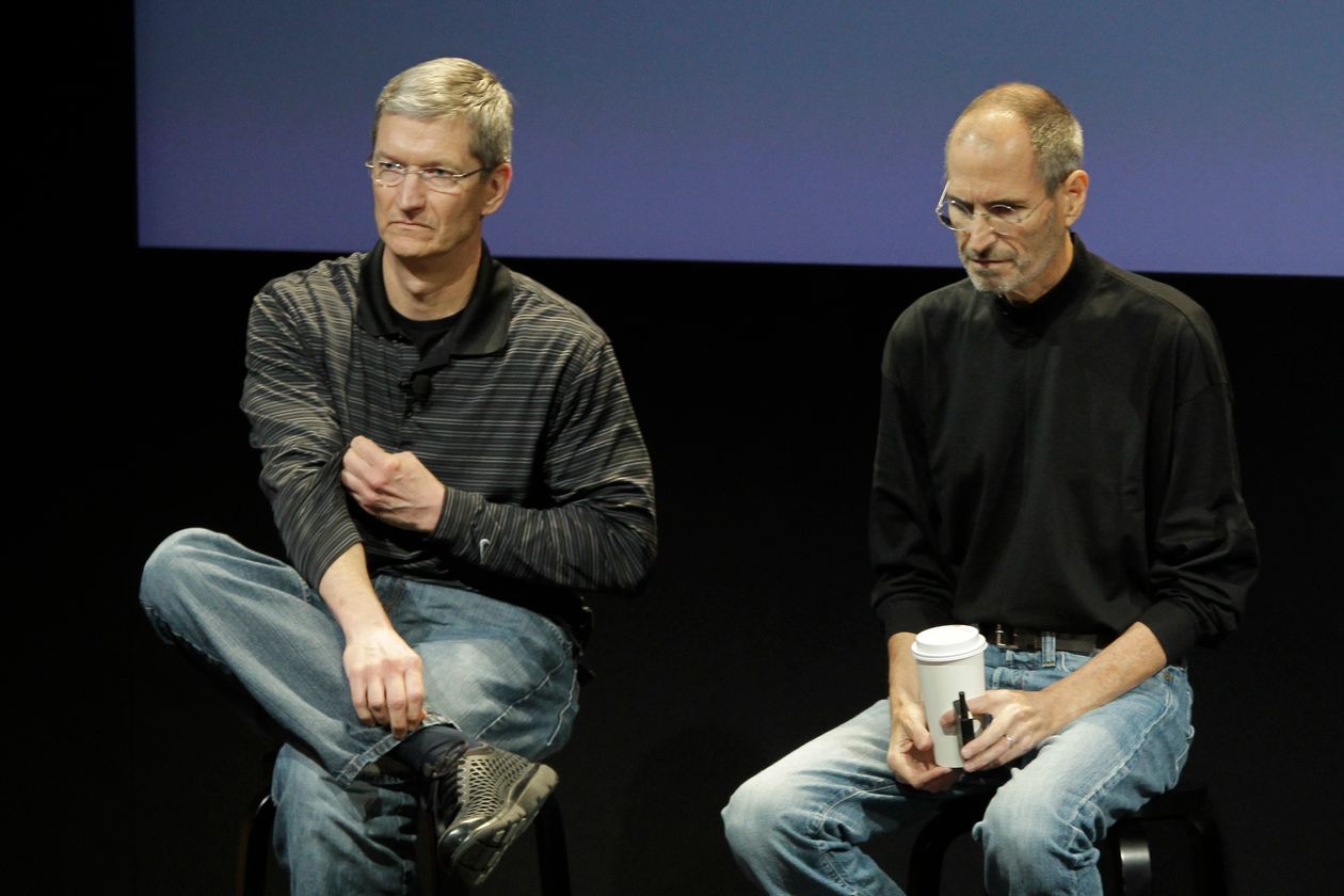 Tim_Cook_va_Steve_Jobs.jpg