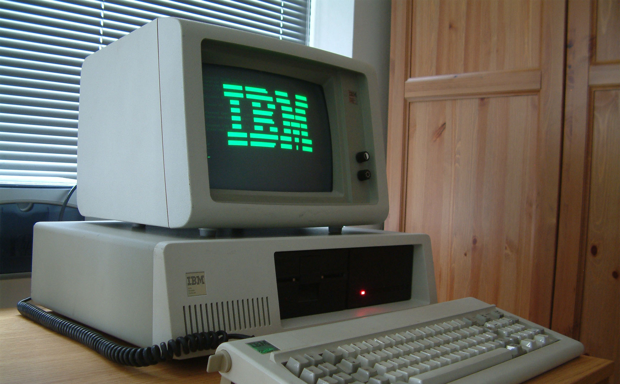 ng-y-n-y-39-n-m-tr-c-ibm-pc-m-y-t-nh-c-nh-n-x86-u-ti-n-ra-m-t