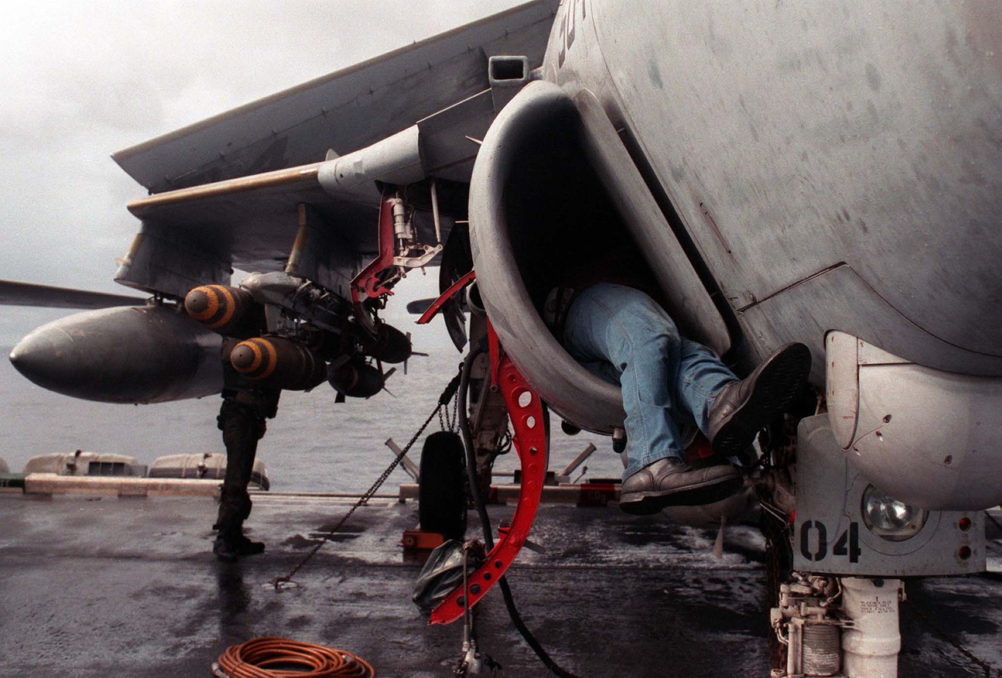 A-6 Intruder intake bảo tri.jpg