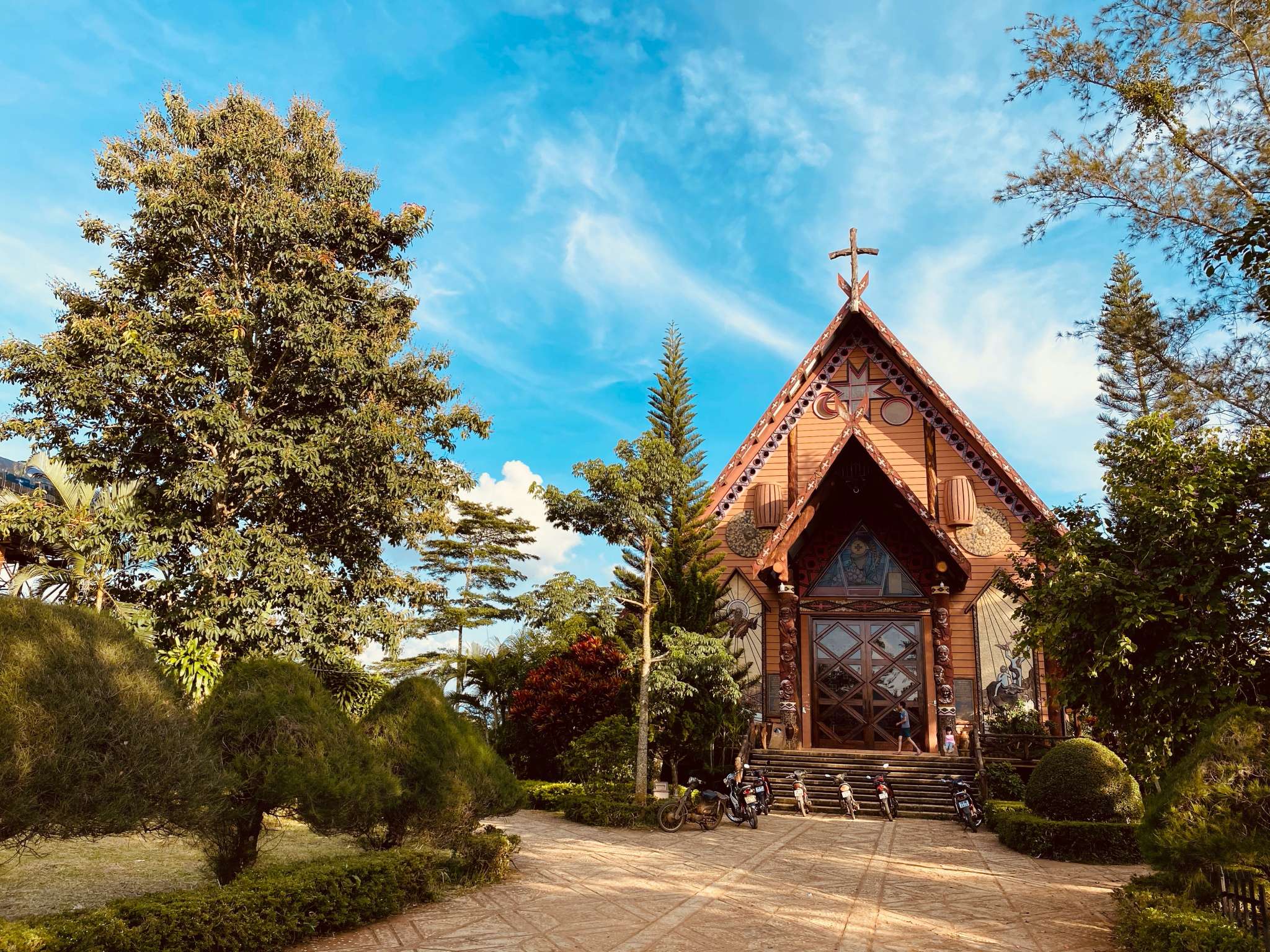 nhà thờ b'đơr.jpg