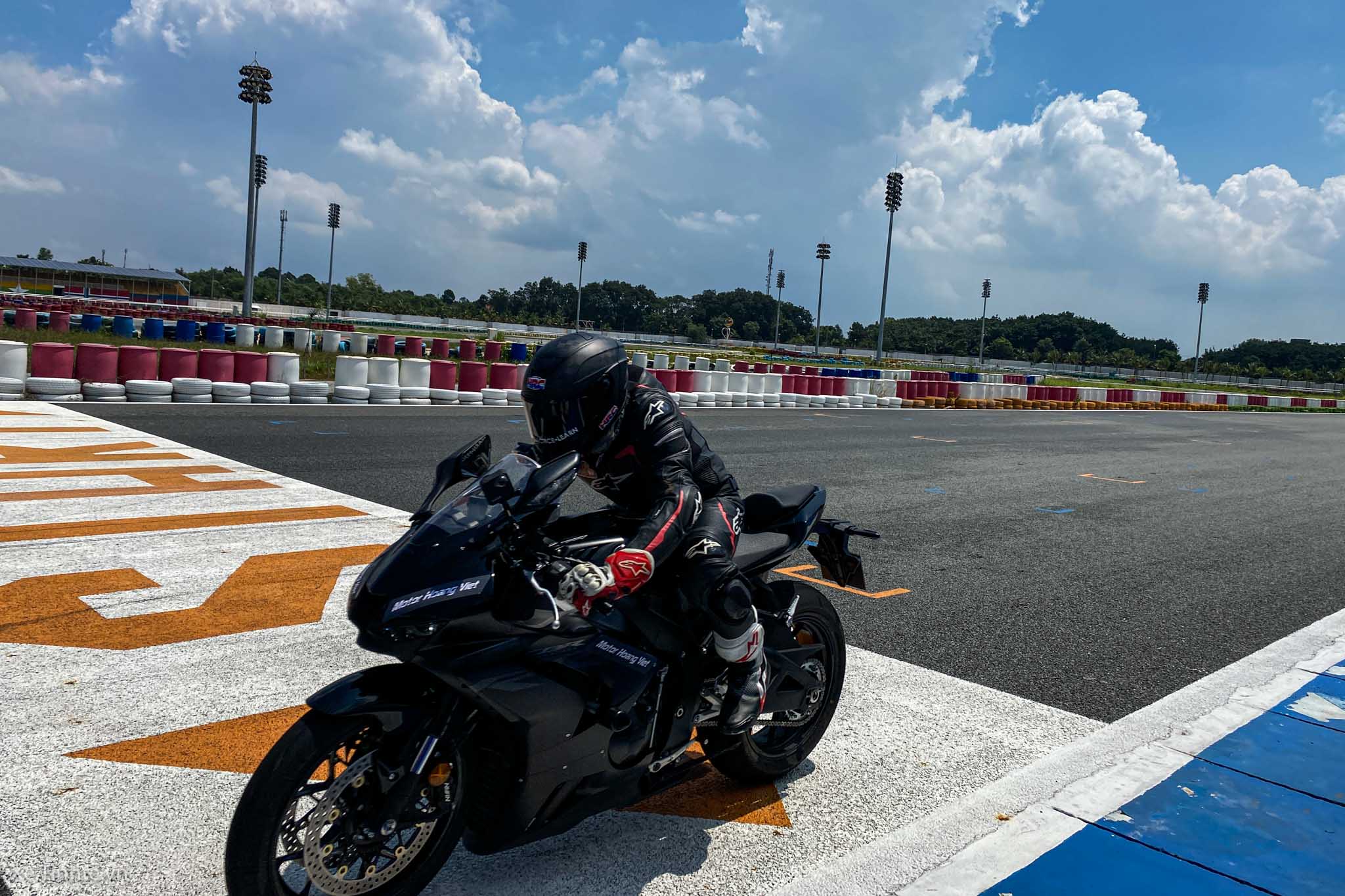 Xe_Tinhte_Honda_CBR1000RR-R_track-1850.jpg