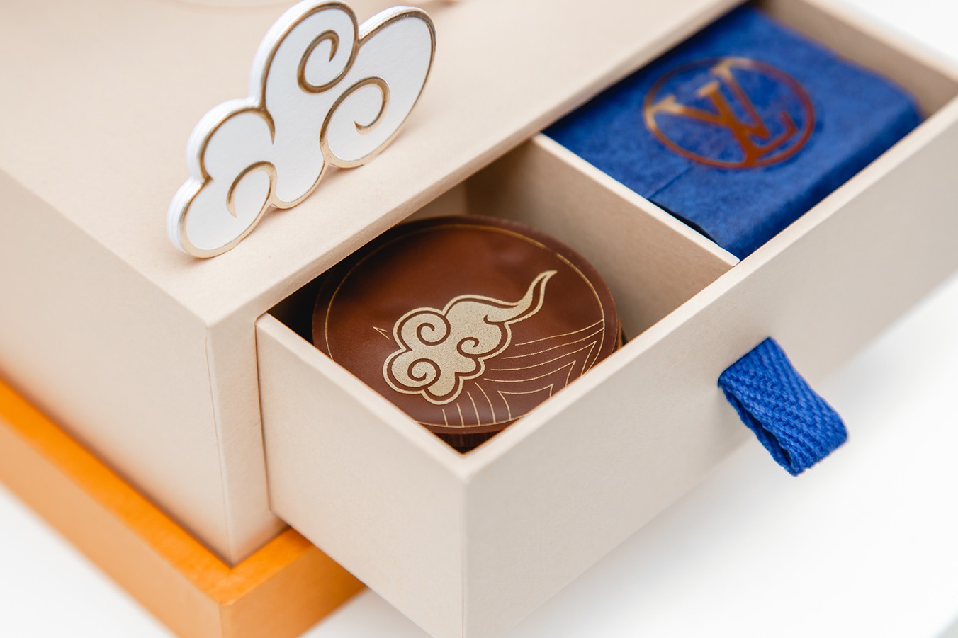 Heart USUK  Dior mooncake boxset bao gồm 8 bánh mini tặng kèm bình nước  quạt cầm tay  Facebook