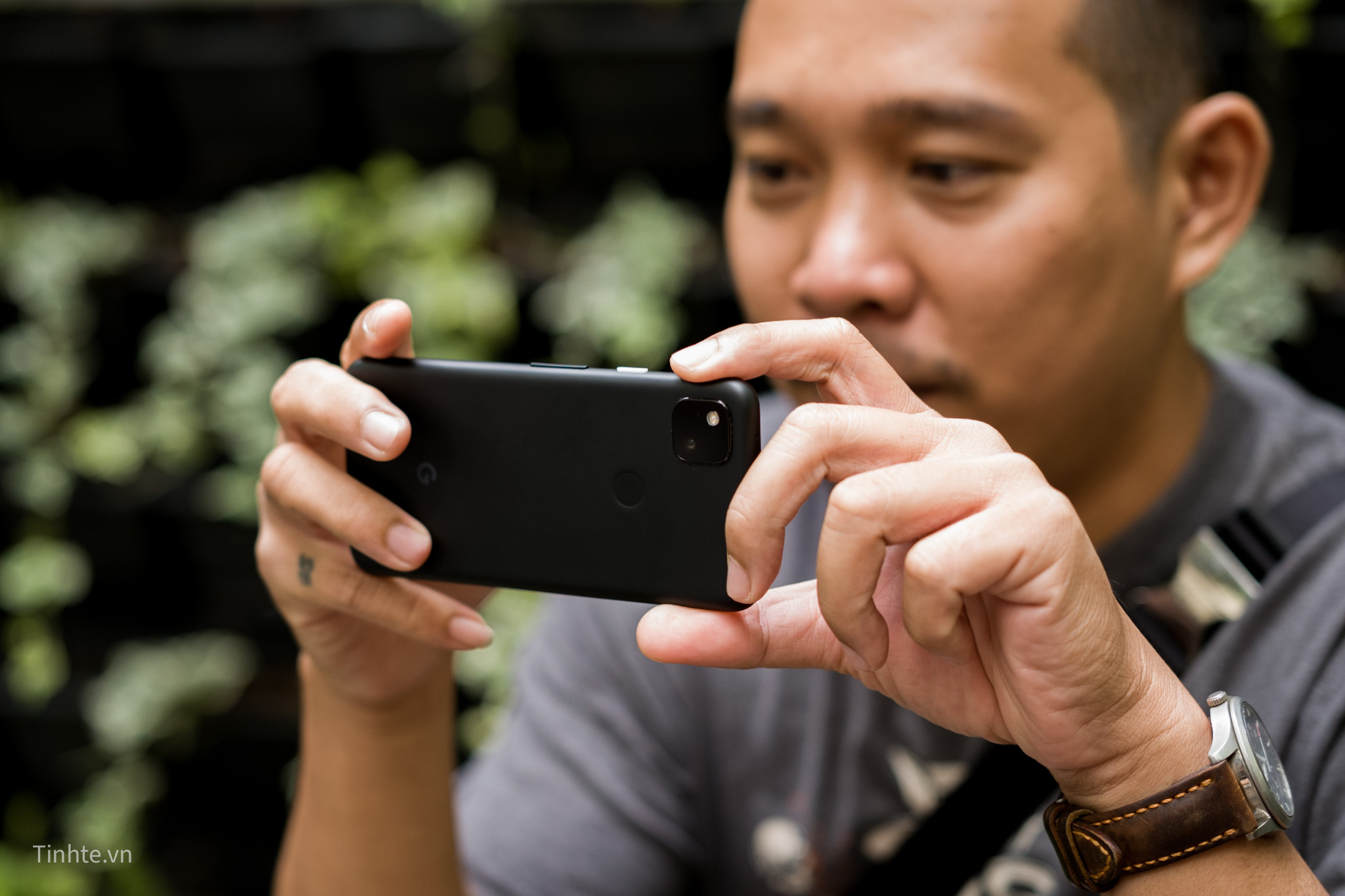 Google_Pixel4a_tinhte_trentay-04.jpg
