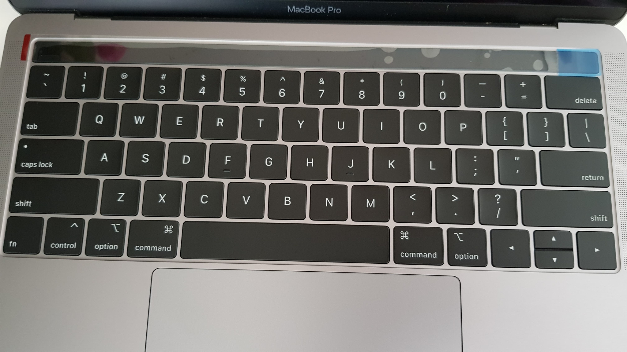 Macbook Pro 2018 13" bị phồng pin, để trên bàn quay tròn, Trackpad thì hỏng haptic. Máy thì hết...