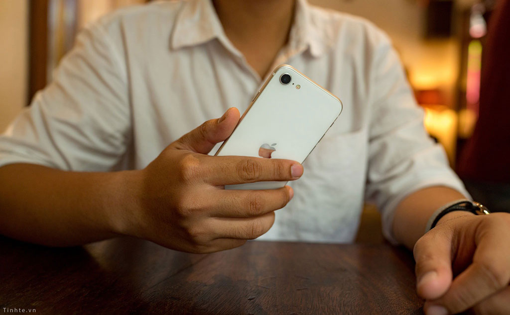 2.iPhone_SE_2020.jpg