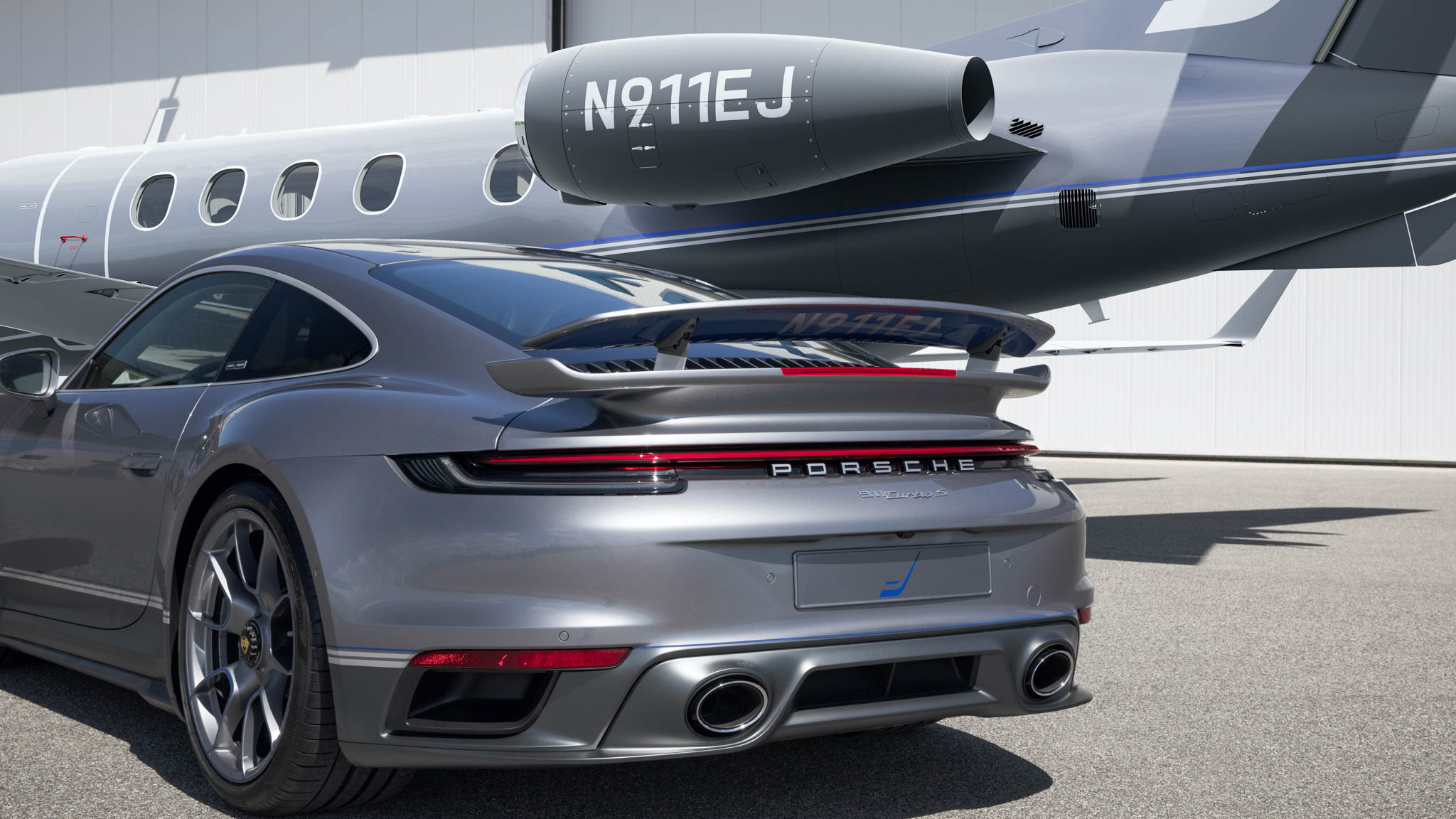 bộ_đôi_porsche_911_turbos_và_máy_bay_phản_lực_phenom_300e_giá_11_triệu_đô_tinhte-25.jpg