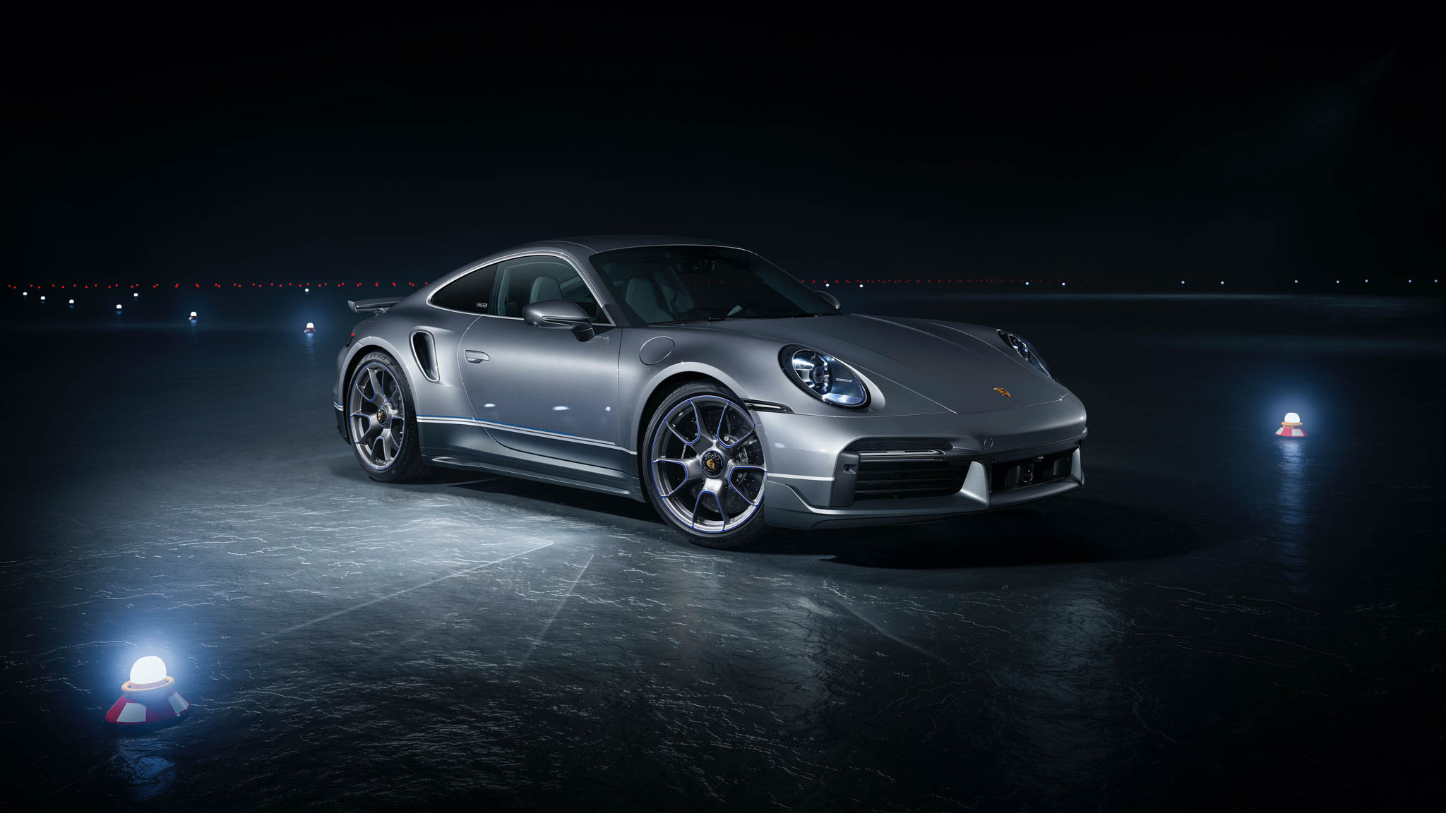 bộ_đôi_porsche_911_turbos_và_máy_bay_phản_lực_phenom_300e_giá_11_triệu_đô_tinhte-6.jpg