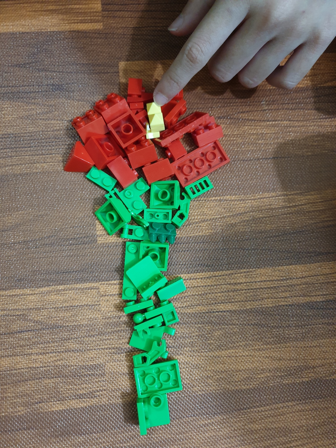 Kết quả của con gái khi bố cho đề bài lắp lego hình bông hoa hồng ....