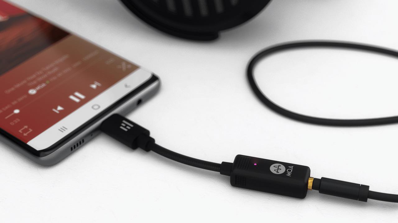 helm-bolt-portable-usb-dac-amp-connected-phone-headphone.jpg