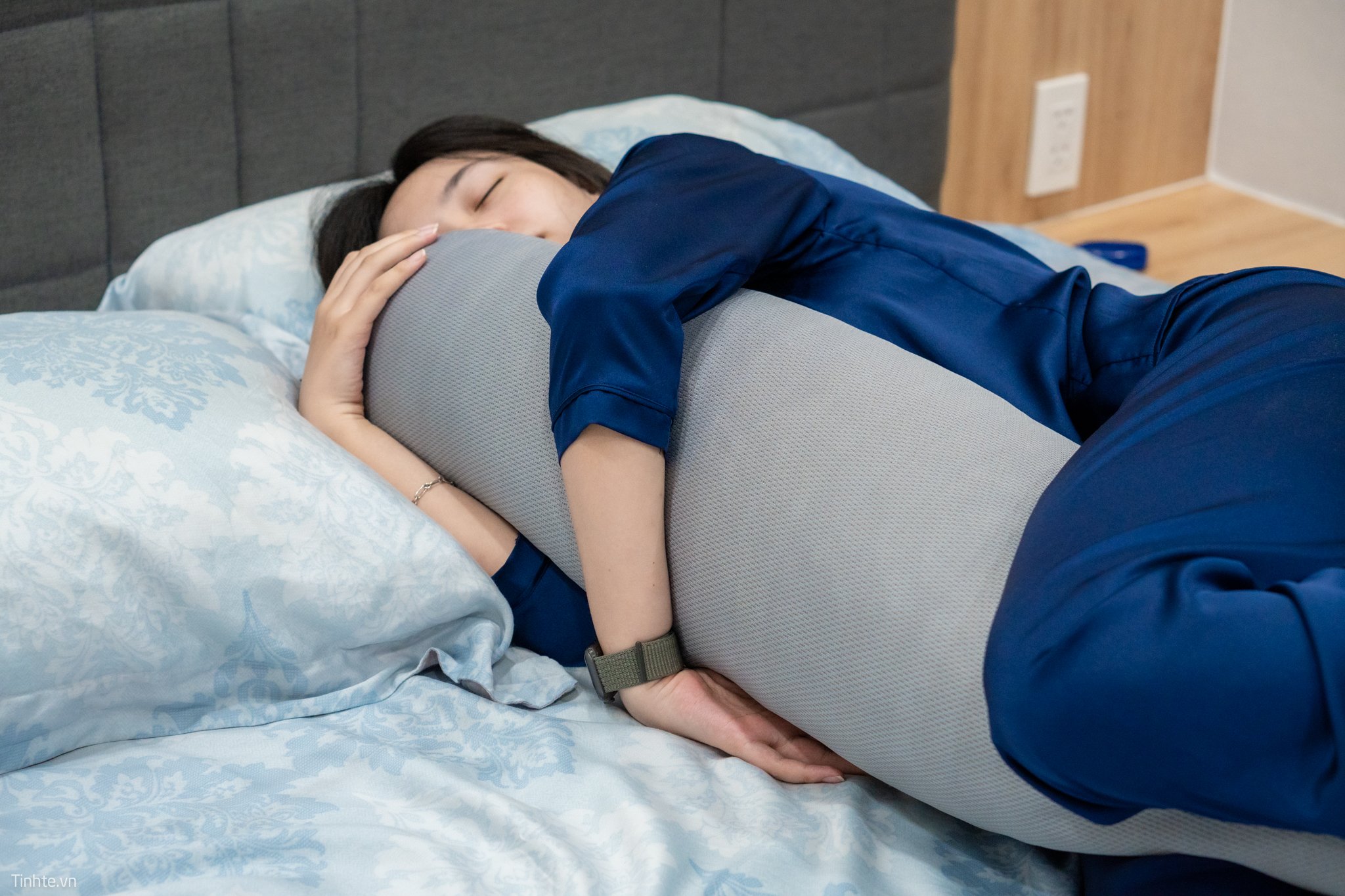 Không còn gì tuyệt vời bằng việc ôm gối vào giấc ngủ. Chỉ cần một cái ôm gối êm ái, bạn sẽ có một giấc ngủ ngon và sâu hơn. Hãy xem ảnh ôm gối để tìm thêm cảm hứng cho giấc ngủ của mình.