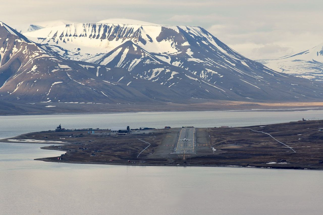 Svalbard_Airport_Longyear.jpg